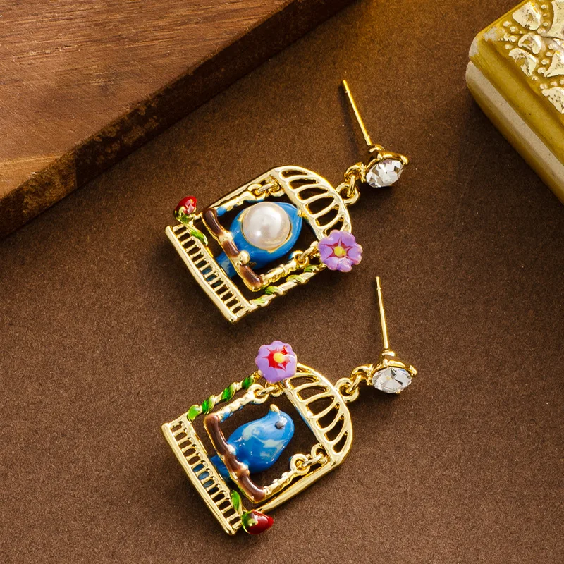 Fashionable retro personality medieval oil painting wind dripping oil cage bird earrings feminine elegant high-end earrings
Fashionable retro personality medieval oil painting wind dripping oil cage bird earrings feminine elegant high-end earrings