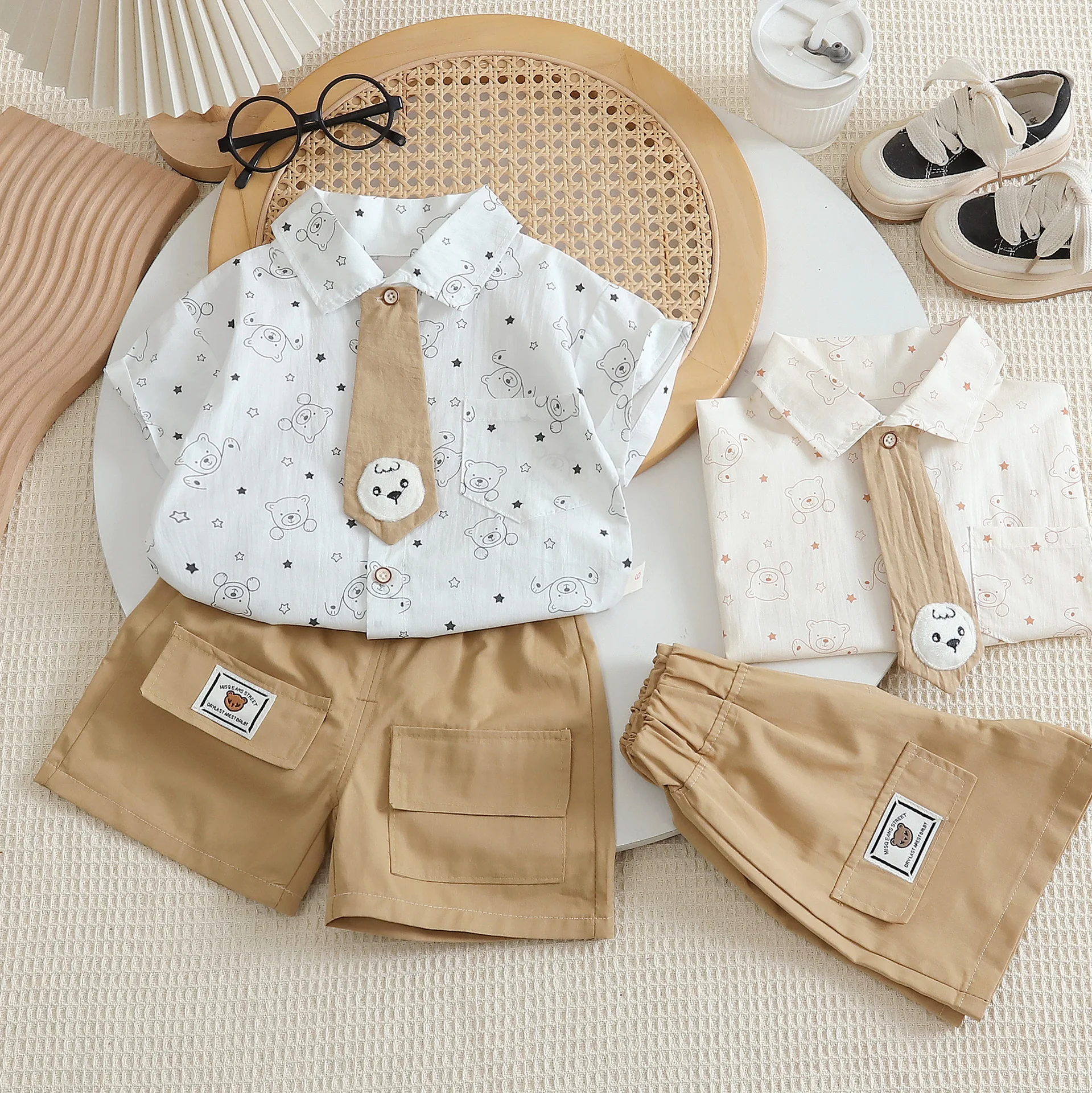 2026 Summer Baby Boy 2PCS Cute Casual Outfit Bear Print Short Sleeve Shirt with Bear Tie & Cargo Shorts Set for Kids Daily Wear
2026 Summer Baby Boy 2PCS Cute Casual Outfit Bear Print Short Sleeve Shirt with Bear Tie & Cargo Shorts Set for Kids Daily Wear