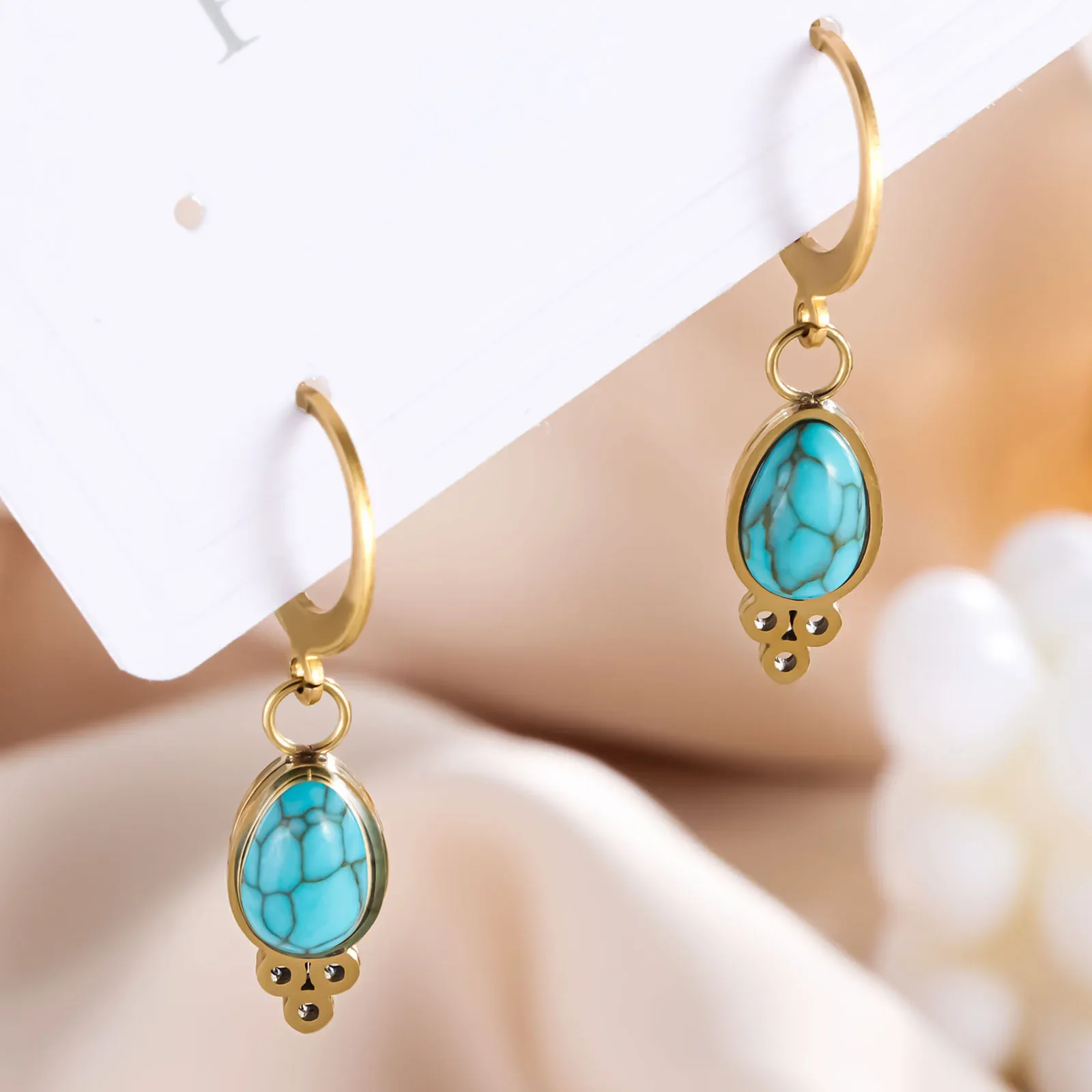 A pair of light luxury turquoise earrings, the material is stable and durable, the color is elegant and generous, it is suitable for many daily occasions, and the appearance is outstanding. It is preferred to wear gifts.
A pair of light luxury turquoise earrings, the material is stable and durable, the color is elegant and generous, it is suitable for many daily occasions, and the appearance is outstanding. It is preferred to wear gifts.
