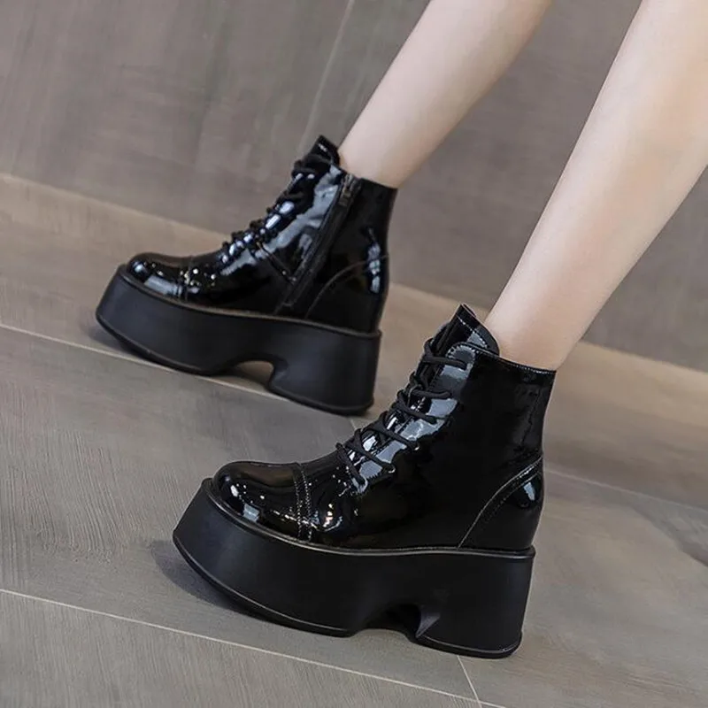 11cm New Patent Microfiber Women Mid Calf Motorcycle Booties Platform Wedge Super Thick 2026 Spring Autumn Winter Fashion Shoes
11cm New Patent Microfiber Women Mid Calf Motorcycle Booties Platform Wedge Super Thick 2026 Spring Autumn Winter Fashion Shoes