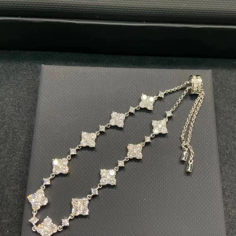 Shining Four-Leaf Clover Bracelet for Women with Full Diamonds, Adjustable Star Accessories for a Stylish and Elegant Look
Shining Four-Leaf Clover Bracelet for Women with Full Diamonds, Adjustable Star Accessories for a Stylish and Elegant Look