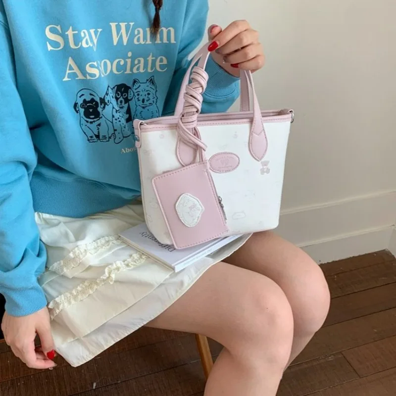Vintage Classic Popular Leather Tote Bag Ladies High End Elegant Casual Simple Trendy Handbag
Vintage Classic Popular Leather Tote Bag Ladies High End Elegant Casual Simple Trendy Handbag