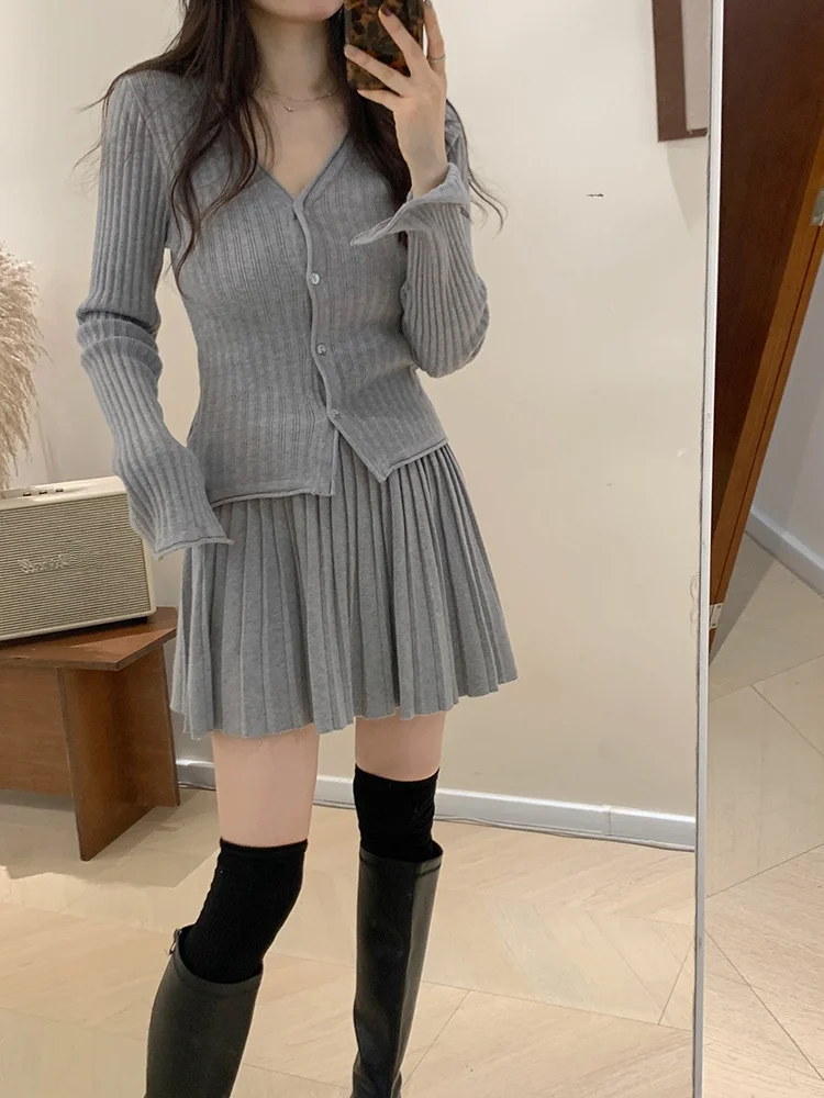 Elegant High Waist Knitted Top And Short Skirt Set with Bell Sleeves And Waist Cinching Fashionable Ensemble for Women
Elegant High Waist Knitted Top And Short Skirt Set with Bell Sleeves And Waist Cinching Fashionable Ensemble for Women