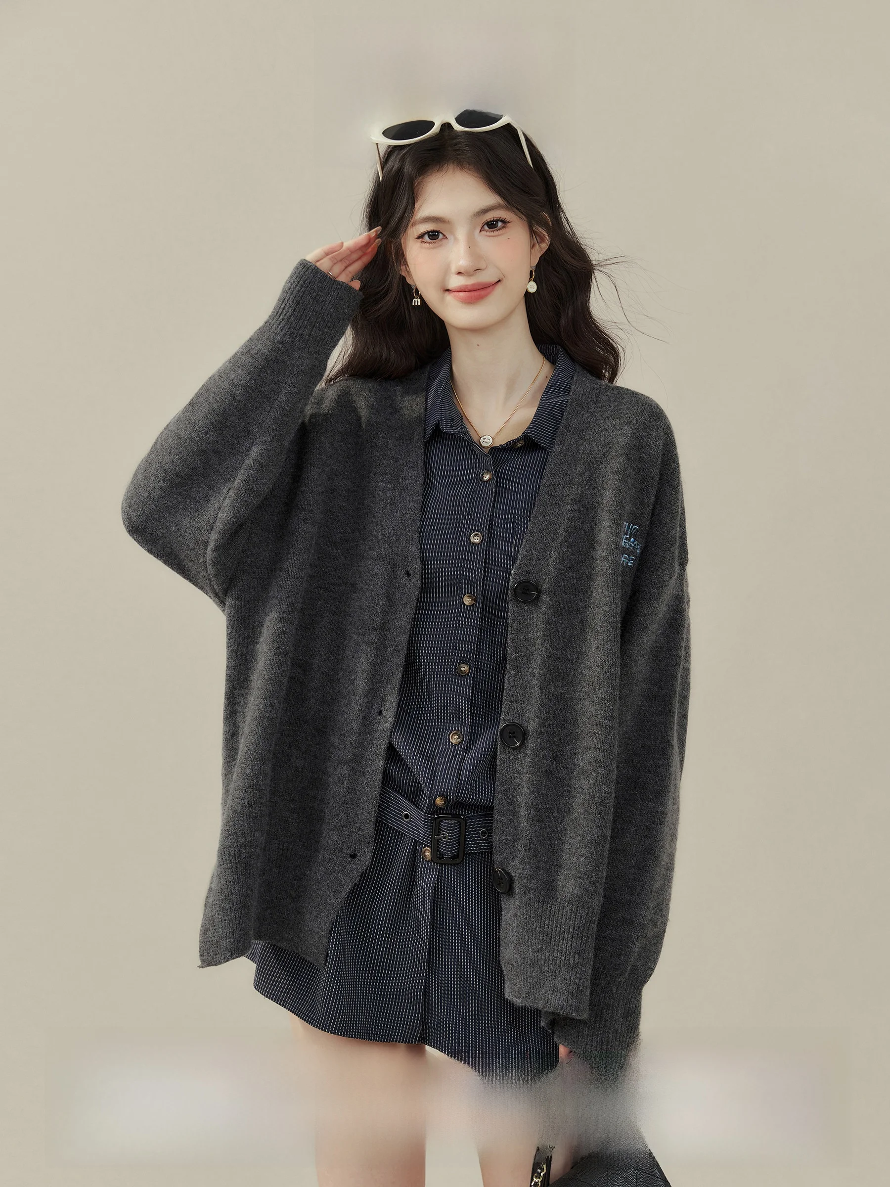 Свободный вязаный кардиган с V-образным вырезом и длинными рукавами для женщин, осенне-зимний, в стиле кэжуал, удобный вязаный топ
Свободный вязаный кардиган с V-образным вырезом и длинными рукавами для женщин, осенне-зимний, в стиле кэжуал, удобный вязаный топ