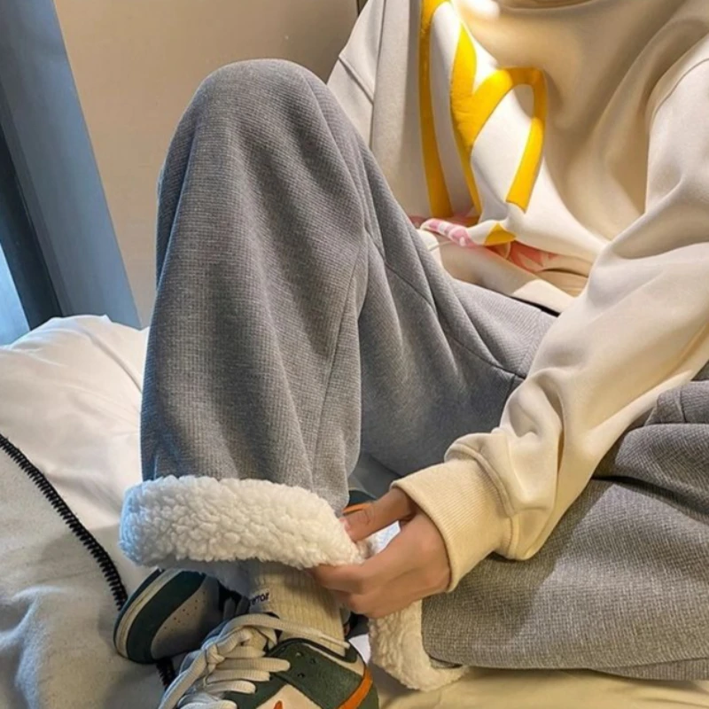 Уютные мужские брюки на флисовой подкладке свободного кроя с высокой талией, зимние брюки в модном уличном стиле для молодых модниц
Уютные мужские брюки на флисовой подкладке свободного кроя с высокой талией, зимние брюки в модном уличном стиле для молодых модниц 