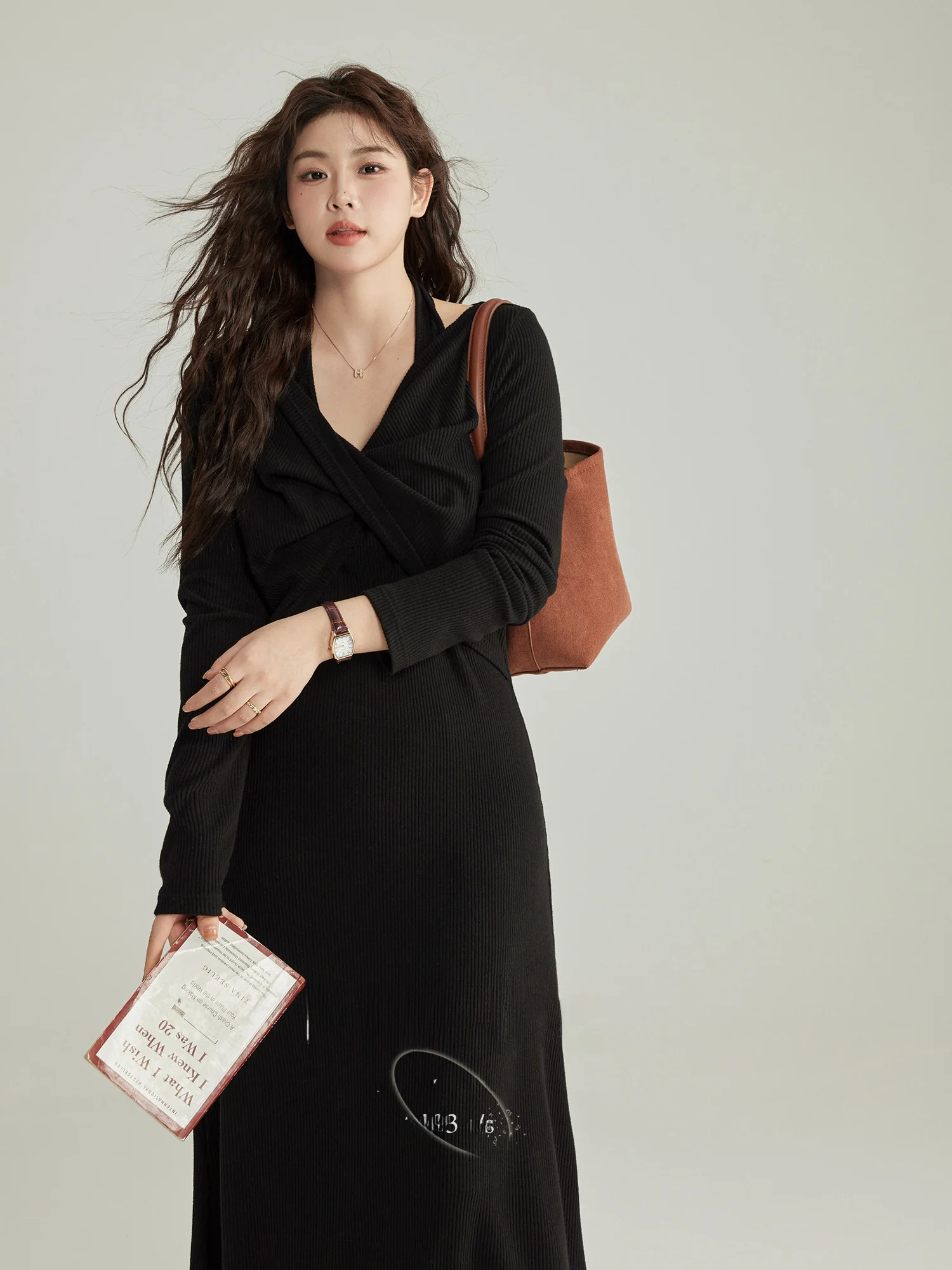 plus Size Women's V-Neck Dress Slimming Waist Hanging Neck Design French Style Polyester Fiber mid Waist Long Sleeve Midi Dress
plus Size Women's V-Neck Dress Slimming Waist Hanging Neck Design French Style Polyester Fiber mid Waist Long Sleeve Midi Dress