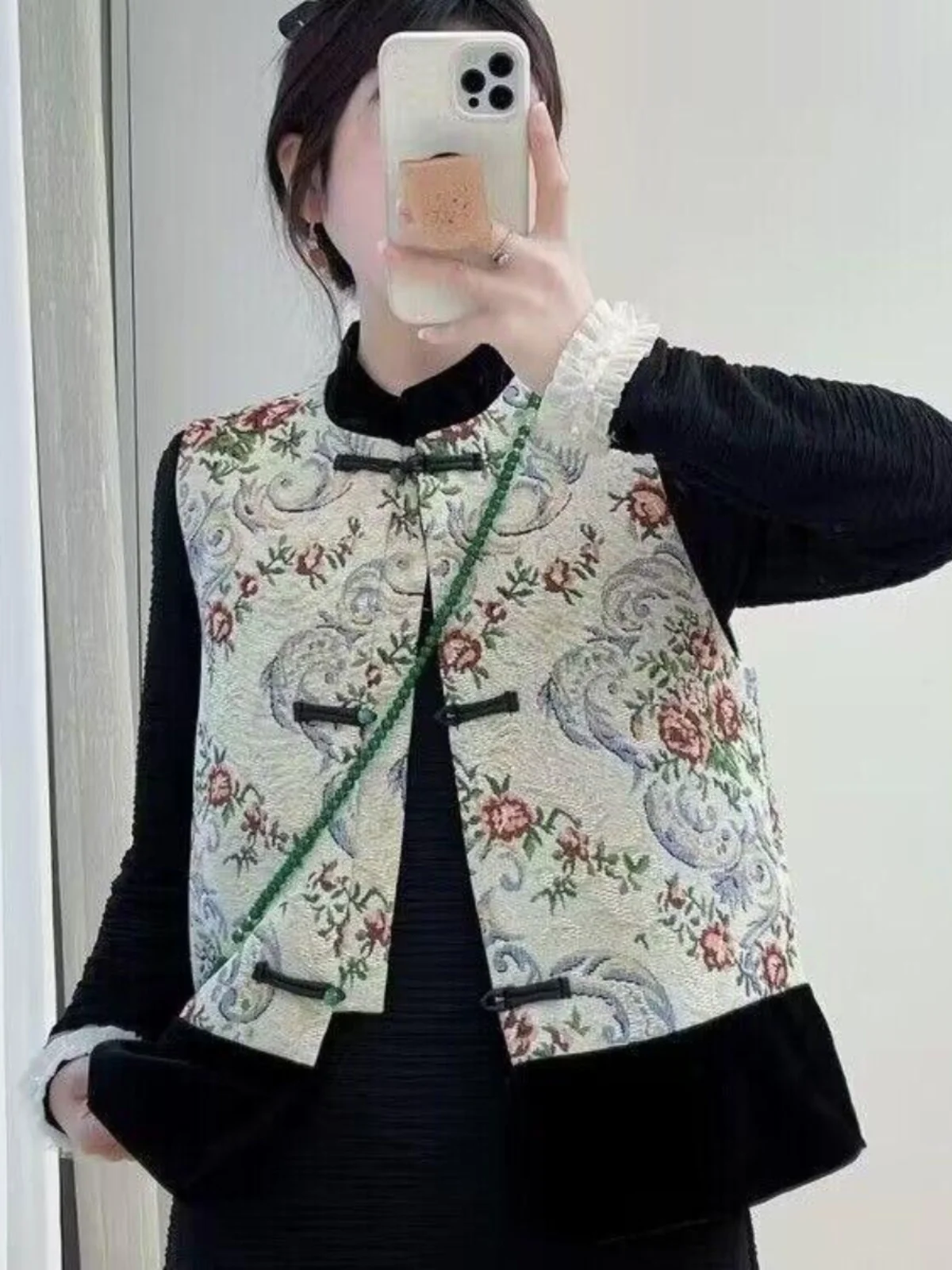 New Chinese Style Retro Vest Tank Top Spring Autumn New Model Buttoned Mom Versatile Top Coat Polyester Fiber Blend
New Chinese Style Retro Vest Tank Top Spring Autumn New Model Buttoned Mom Versatile Top Coat Polyester Fiber Blend