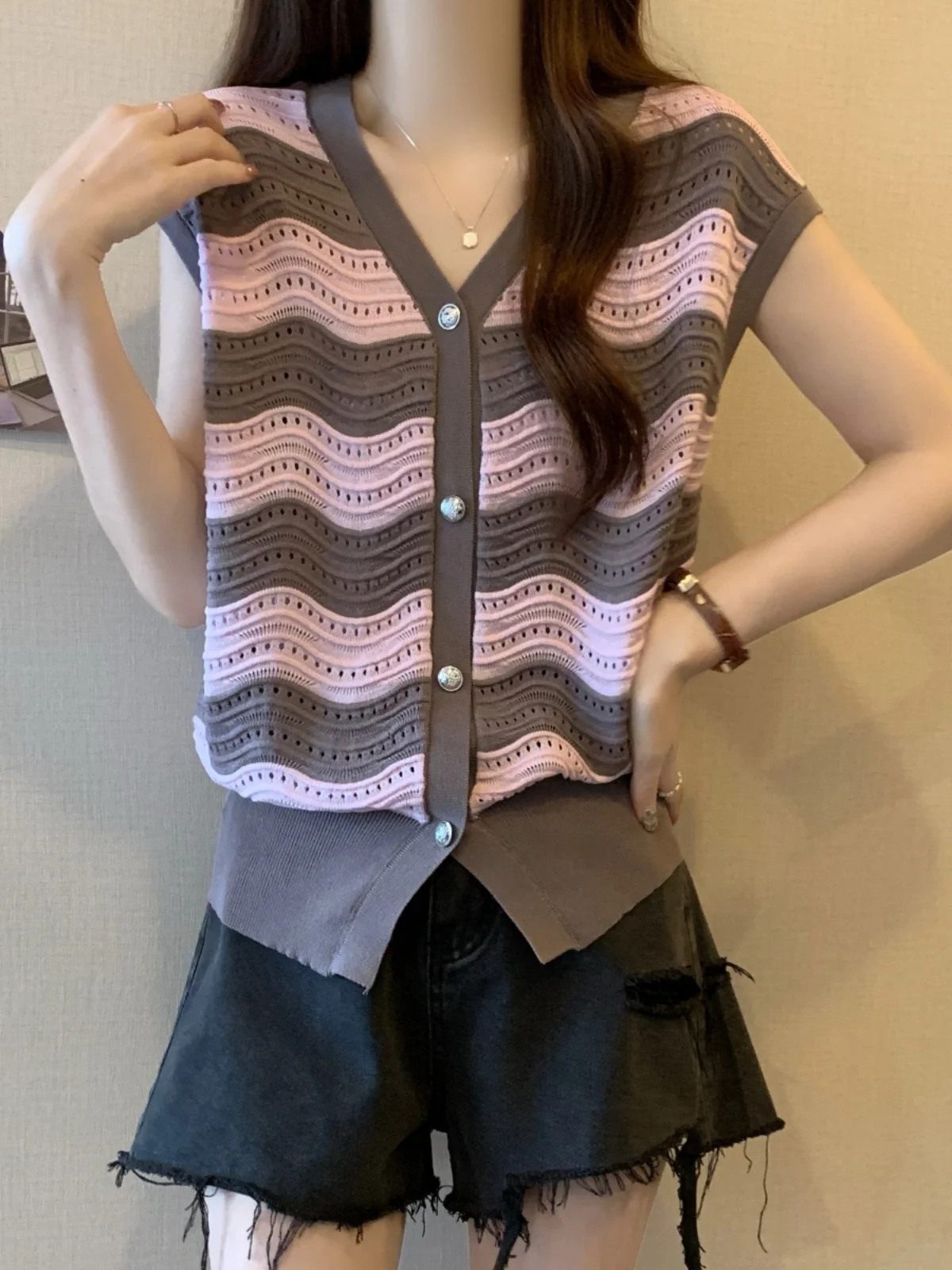 Slimming Stripe Ice Silk T-Shirt Women's Summer Large Size V-Neck Base Shirt Hollow out Design Short Sleeve Korean Style Top
Slimming Stripe Ice Silk T-Shirt Women's Summer Large Size V-Neck Base Shirt Hollow out Design Short Sleeve Korean Style Top