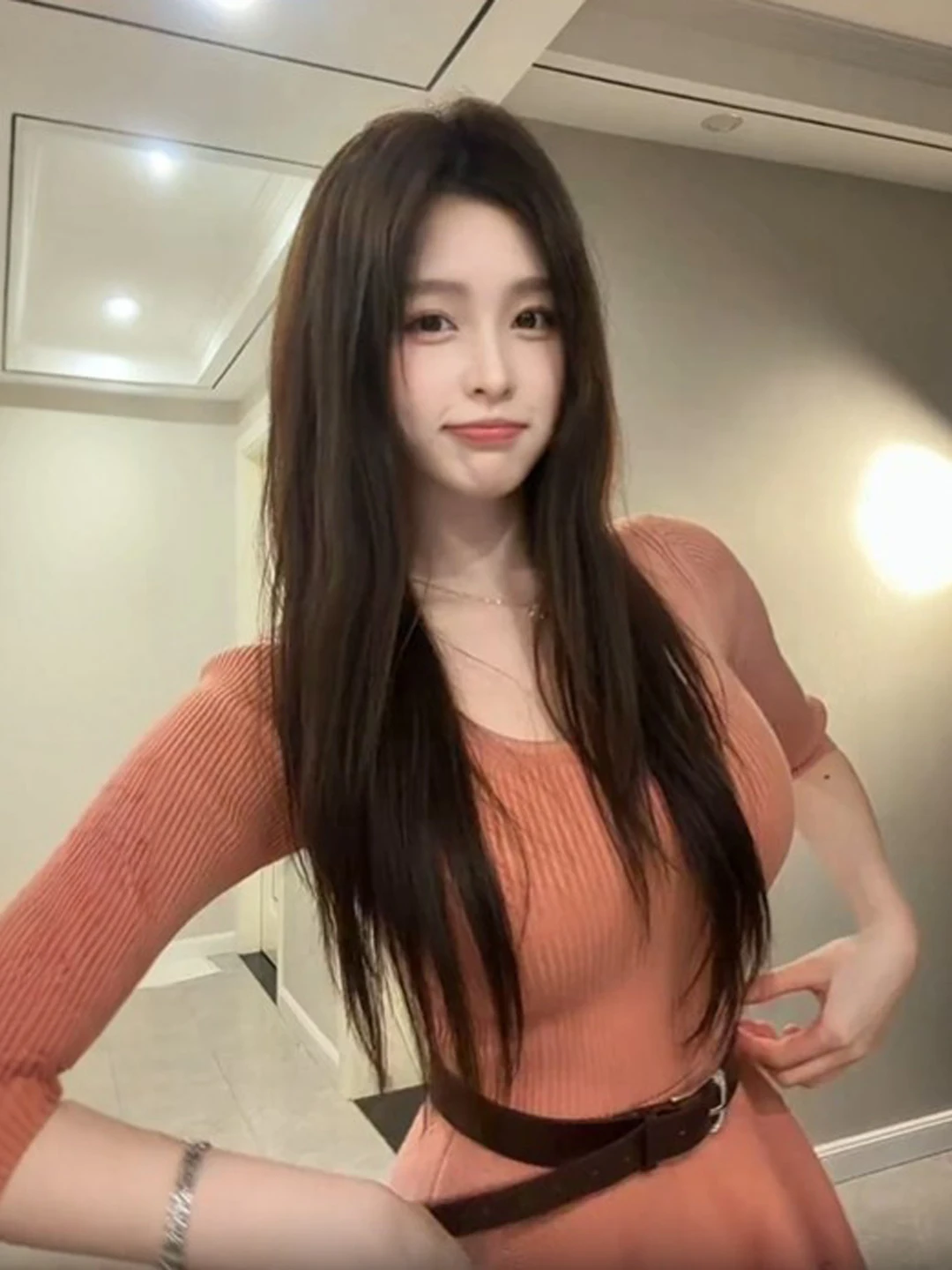 Французское трикотажное платье миди с завышенной талией, облегающее, с эффектом утяжки на талии, мягкое, модное, весна 2026, для женщин и девушек
Французское трикотажное платье миди с завышенной талией, облегающее, с эффектом утяжки на талии, мягкое, модное, весна 2026, для женщин и девушек