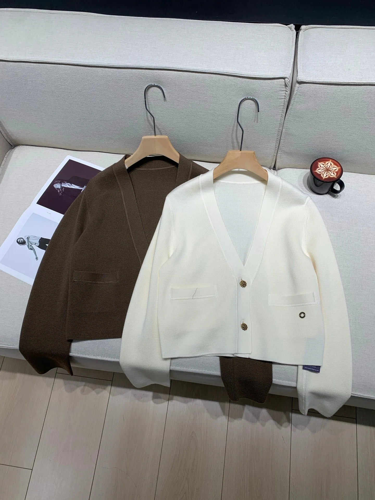 2-Color Women Knitted Cardigan Early Spring 2026 Single Breasted V-Neck Long Sleeve Casual 100% Wool Sweater
2-Color Women Knitted Cardigan Early Spring 2026 Single Breasted V-Neck Long Sleeve Casual 100% Wool Sweater