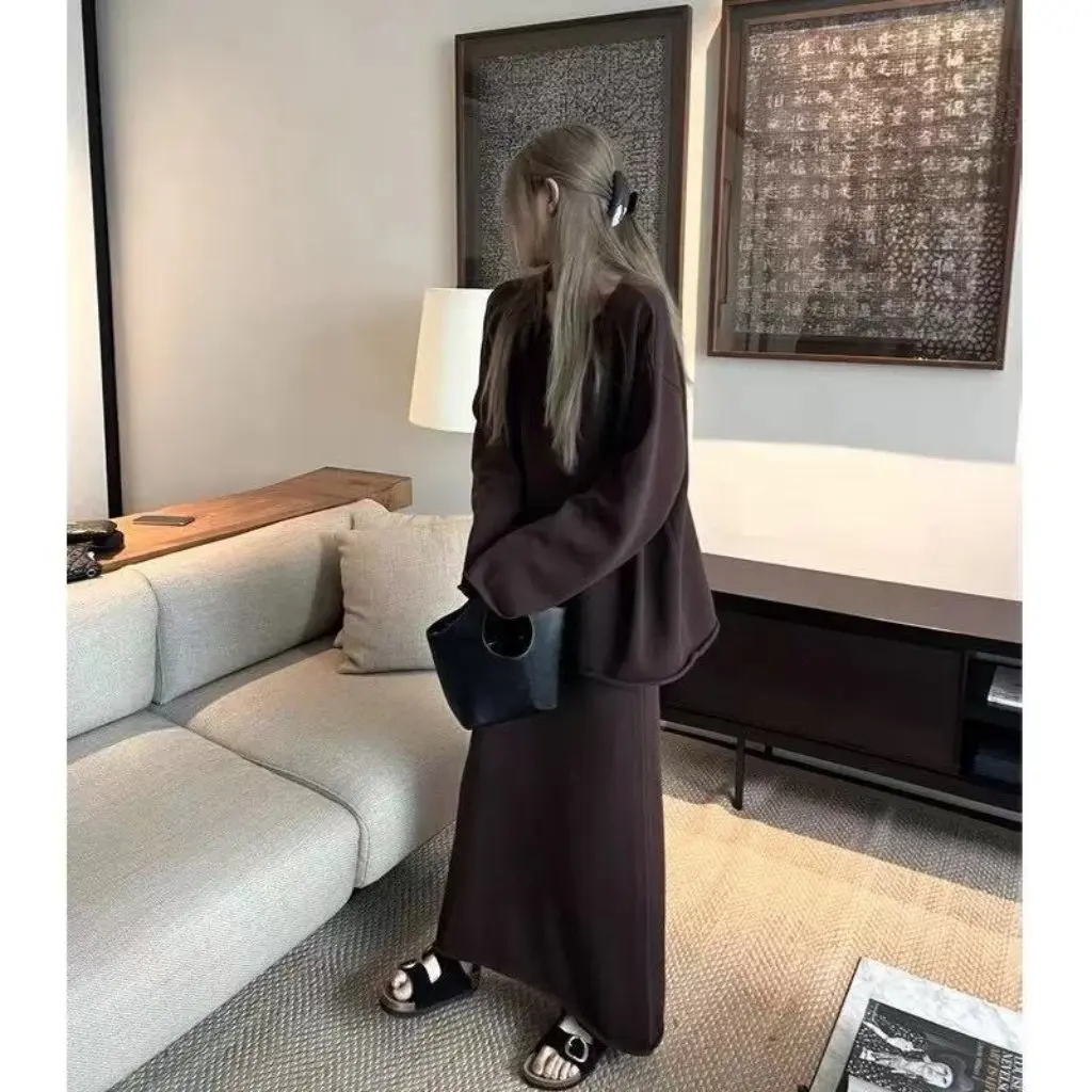 Женский осенне-зимний вязаный костюм в ленивом стиле, повседневный элегантный комплект из двух предметов со свитером и юбкой
Женский осенне-зимний вязаный костюм в ленивом стиле, повседневный элегантный комплект из двух предметов со свитером и юбкой