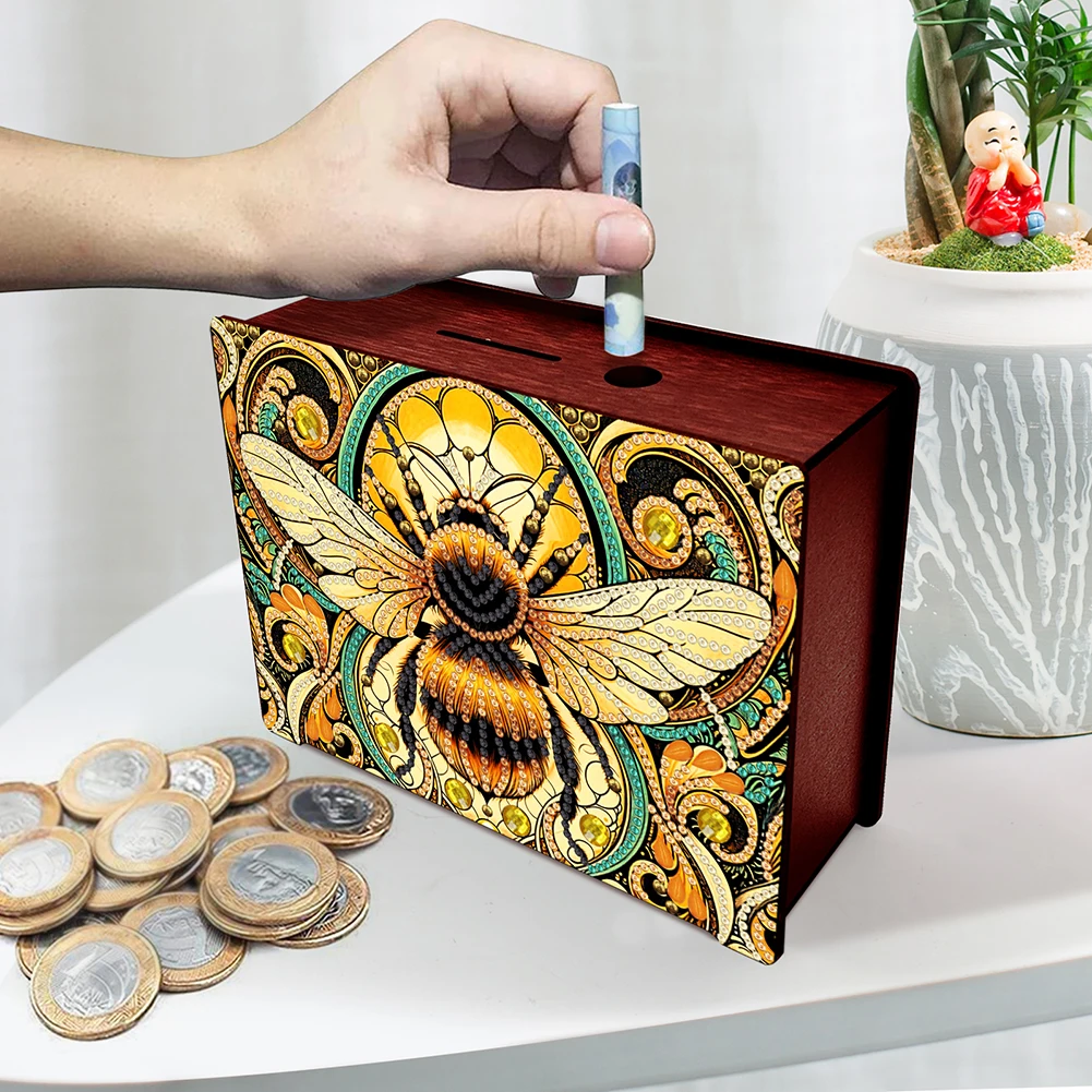 Деревянная копилка для монет с алмазной вышивкой в виде пчелы для домашнего декора и подарков
Деревянная копилка для монет с алмазной вышивкой в виде пчелы для домашнего декора и подарков