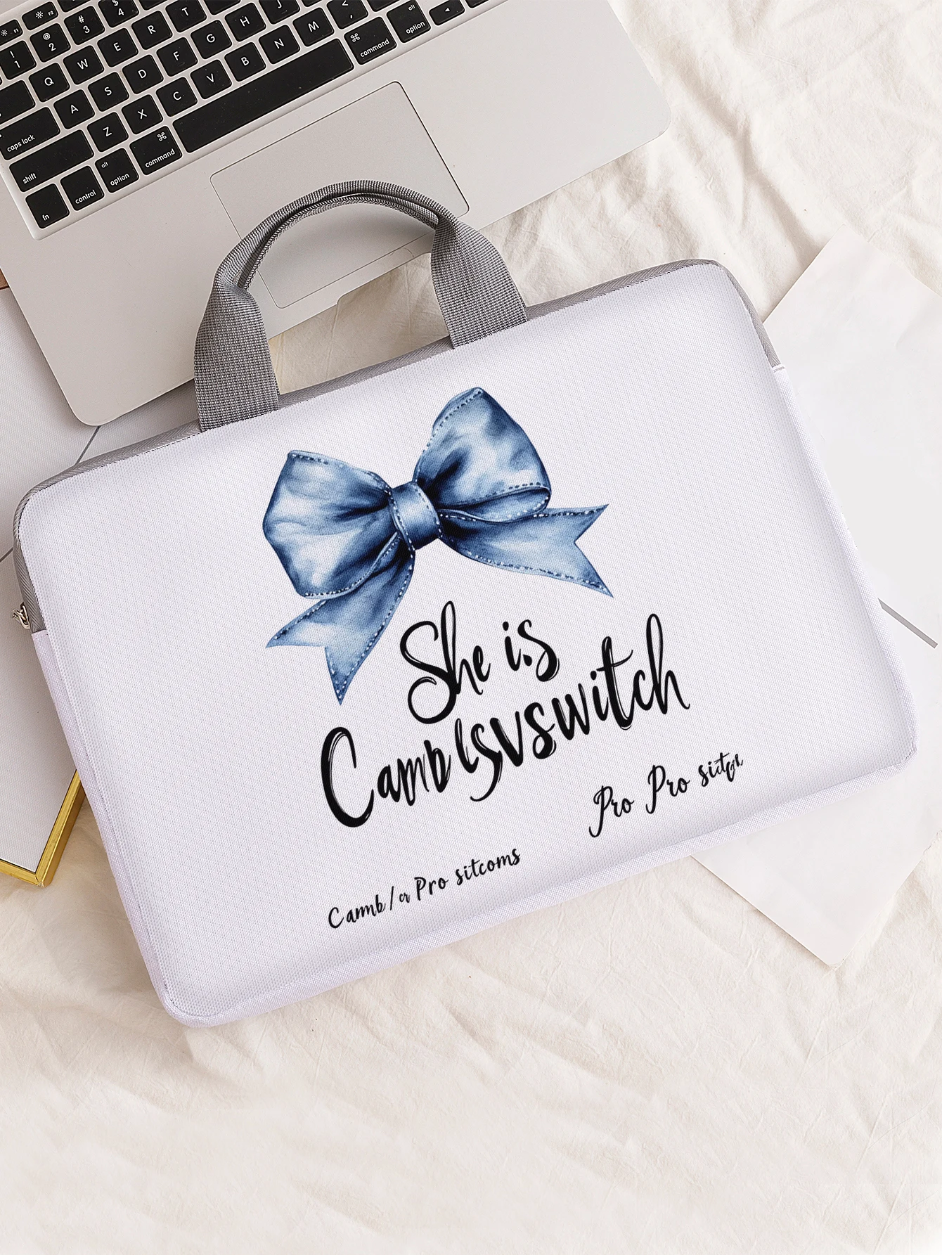 One Set, Two Styles, Blue Bow Pattern Printed Laptop Sleeve, Briefcase, Suitable for 14-inch Laptops
One Set, Two Styles, Blue Bow Pattern Printed Laptop Sleeve, Briefcase, Suitable for 14-inch Laptops