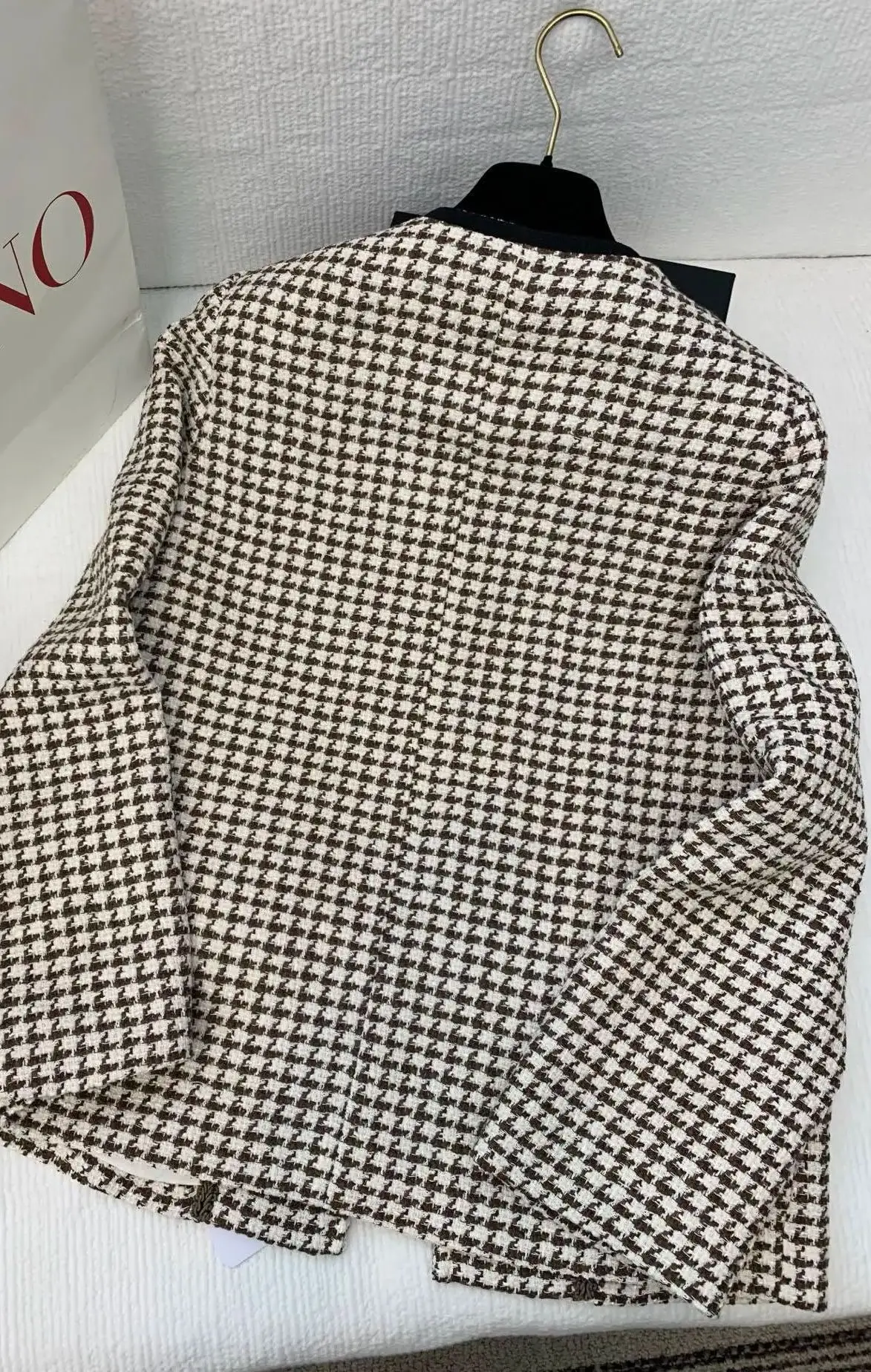 Осенне-зимний пиджак из грубой ткани в коричневую и белую клетку имеет легкий роскошный стиль в стиле ретро и высокий.
Осенне-зимний пиджак из грубой ткани в коричневую и белую клетку имеет легкий роскошный стиль в стиле ретро и высокий.