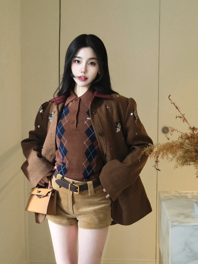 Женский костюм Xu Kai с тяжелой вышивкой, золотисто-коричневый, пуховик, воротник-стойка, длинные рукава, на подкладке, однотонный, зимний
Женский костюм Xu Kai с тяжелой вышивкой, золотисто-коричневый, пуховик, воротник-стойка, длинные рукава, на подкладке, однотонный, зимний