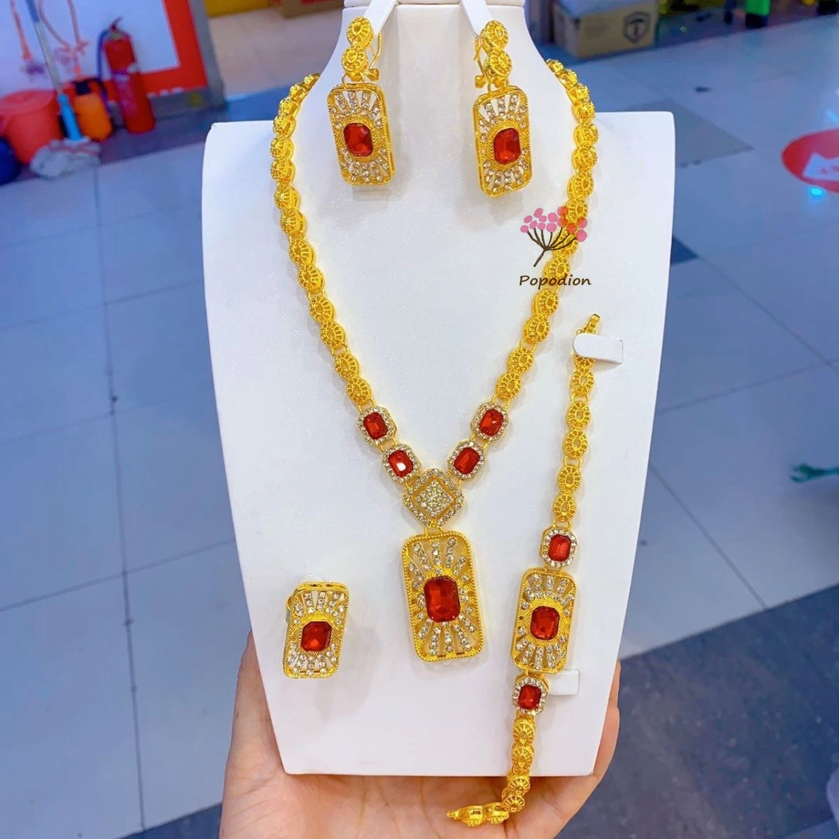 New Gold Plated Necklace, Earrings, Rings, Bracelets for Women's Wedding Party Jewelry Set 000
New Gold Plated Necklace, Earrings, Rings, Bracelets for Women's Wedding Party Jewelry Set 000