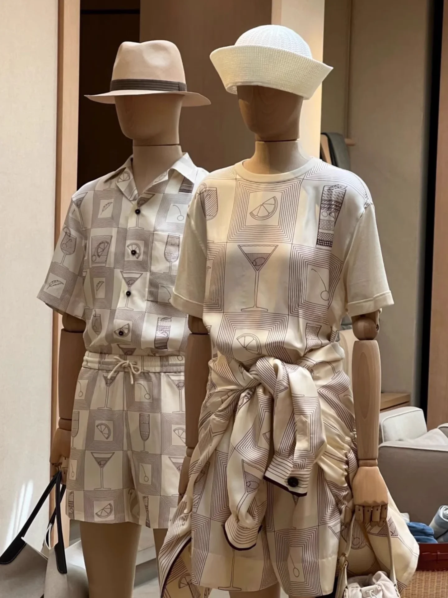 Casual Summer Ladies Shorts Set Fashion Women's Printed Silk T-Shirt Beige Sports Wear Jacket
Casual Summer Ladies Shorts Set Fashion Women's Printed Silk T-Shirt Beige Sports Wear Jacket