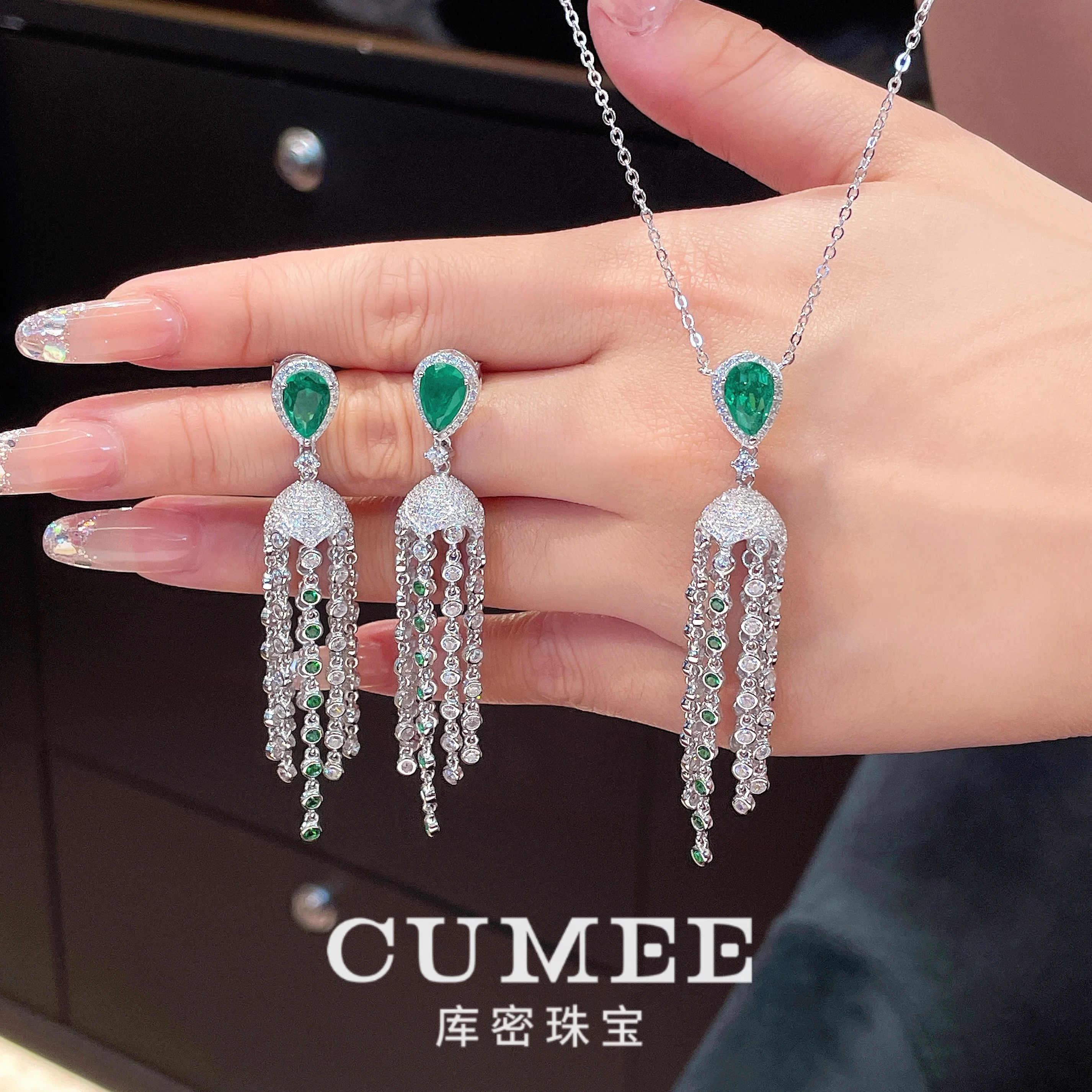 CUMEE модный дизайн с кисточками из синтетического изумруда, комплект ожерелья для женщин, посеребренное золото
CUMEE модный дизайн с кисточками из синтетического изумруда, комплект ожерелья для женщин, посеребренное золото