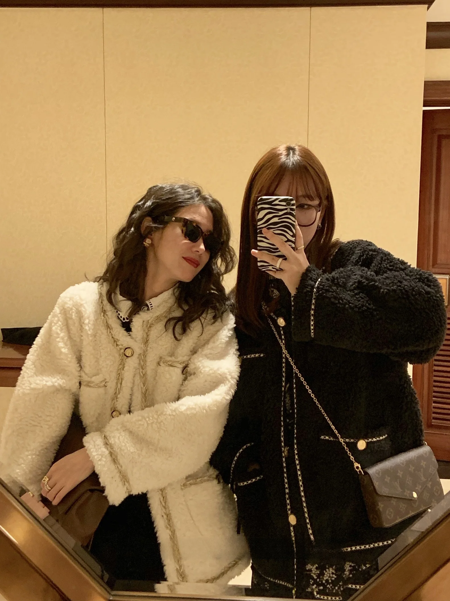 Whysocold Women's Loose Lamb Fur Jacket Thickened Warm No Collar Autumn Winter Coat Commute Style Long Sleeve round Neck Button
Whysocold Women's Loose Lamb Fur Jacket Thickened Warm No Collar Autumn Winter Coat Commute Style Long Sleeve round Neck Button