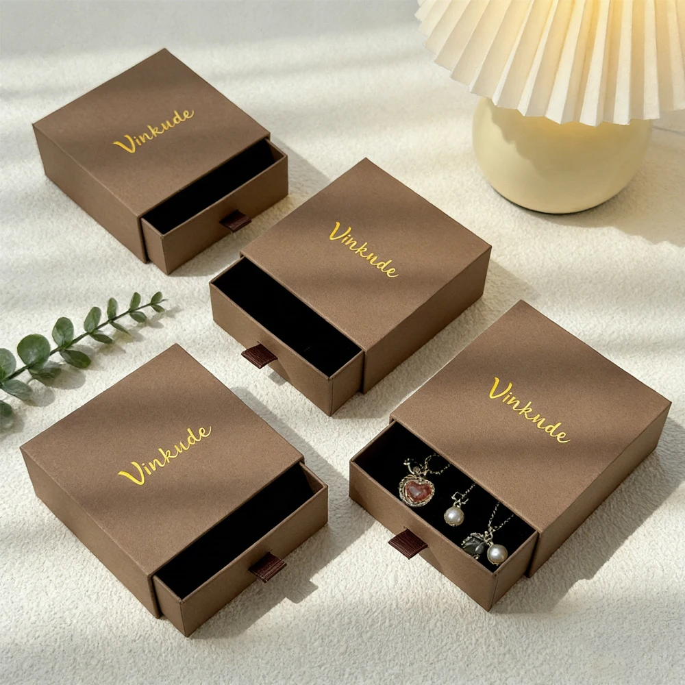 Custom Logo Coffee Drawer Box Rigid Paperboard Packaging for Jewelry 9x9x3.5cm Luxury Display Gift Storage Boxes For Earrings
Custom Logo Coffee Drawer Box Rigid Paperboard Packaging for Jewelry 9x9x3.5cm Luxury Display Gift Storage Boxes For Earrings