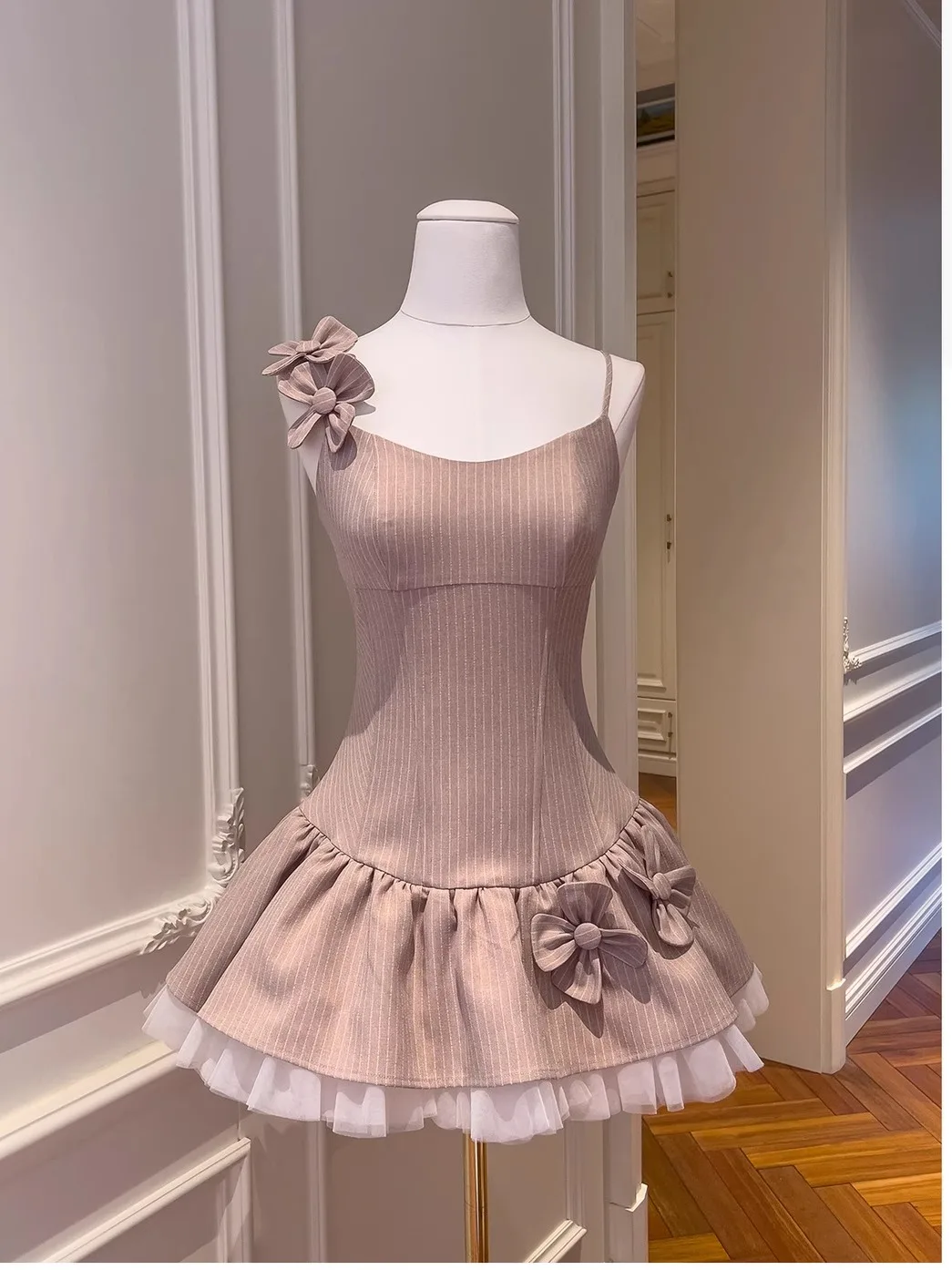 Ранняя весна в стиле ретро, новая милая балетная юбка Dr, футболка с объемным цветком, украшенный ремешком и высокой талией, ort Dr
Ранняя весна в стиле ретро, новая милая балетная юбка Dr, футболка с объемным цветком, украшенный ремешком и высокой талией, ort Dr