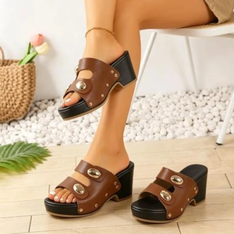 2026 Hot Selling New Studded Metal Buckle Block Heel Slippers Summer New Round Toe Cutout Platform Non-Slip Heels
2026 Hot Selling New Studded Metal Buckle Block Heel Slippers Summer New Round Toe Cutout Platform Non-Slip Heels
