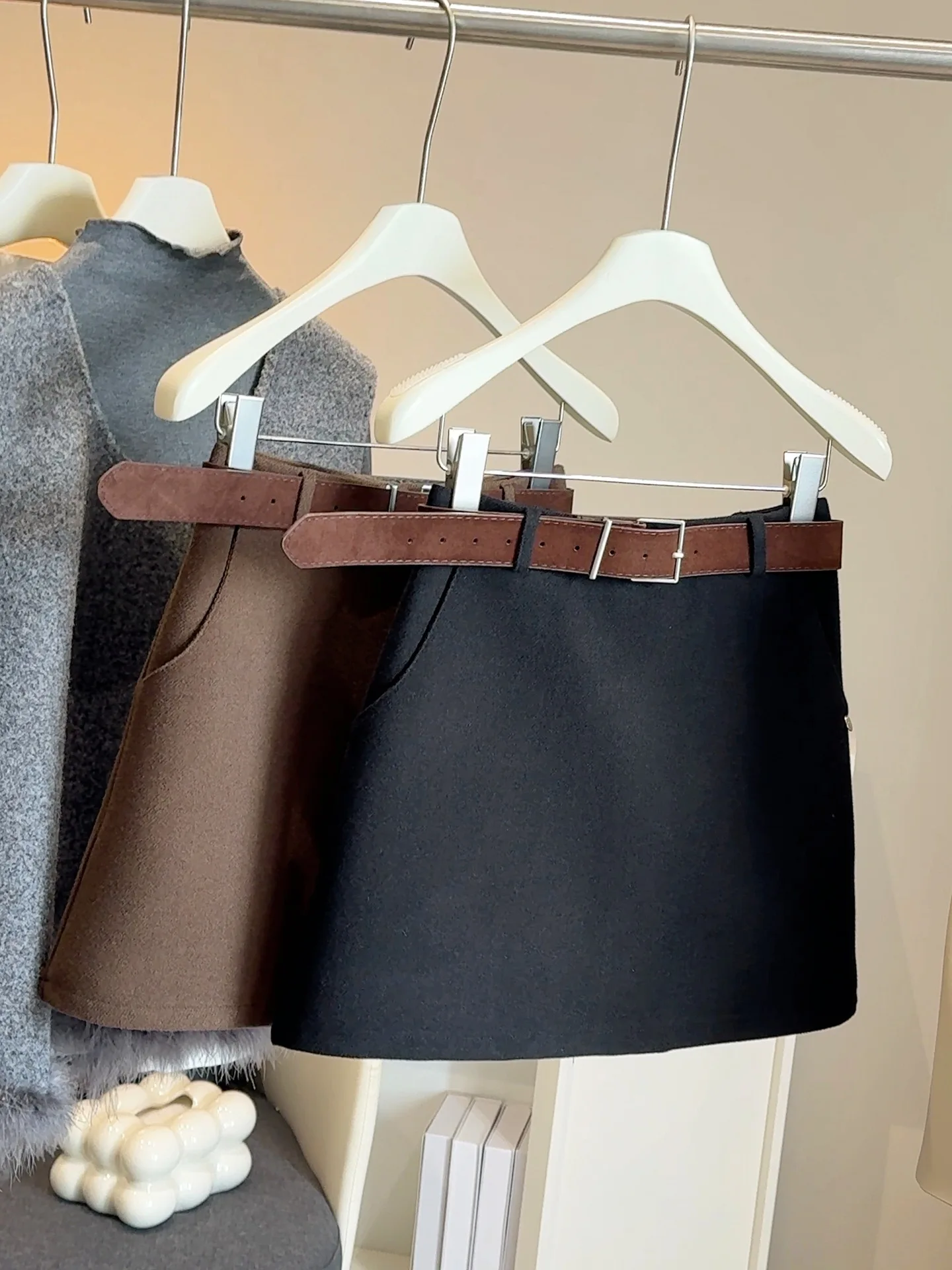 Осенне-зимняя универсальная шерстяная юбка для женщин, утягивающий костюм с высокой талией, противоскользящая короткая юбка А-силуэта, обнимающая юбка на бедрах
Осенне-зимняя универсальная шерстяная юбка для женщин, утягивающий костюм с высокой талией, противоскользящая короткая юбка А-силуэта, обнимающая юбка на бедрах