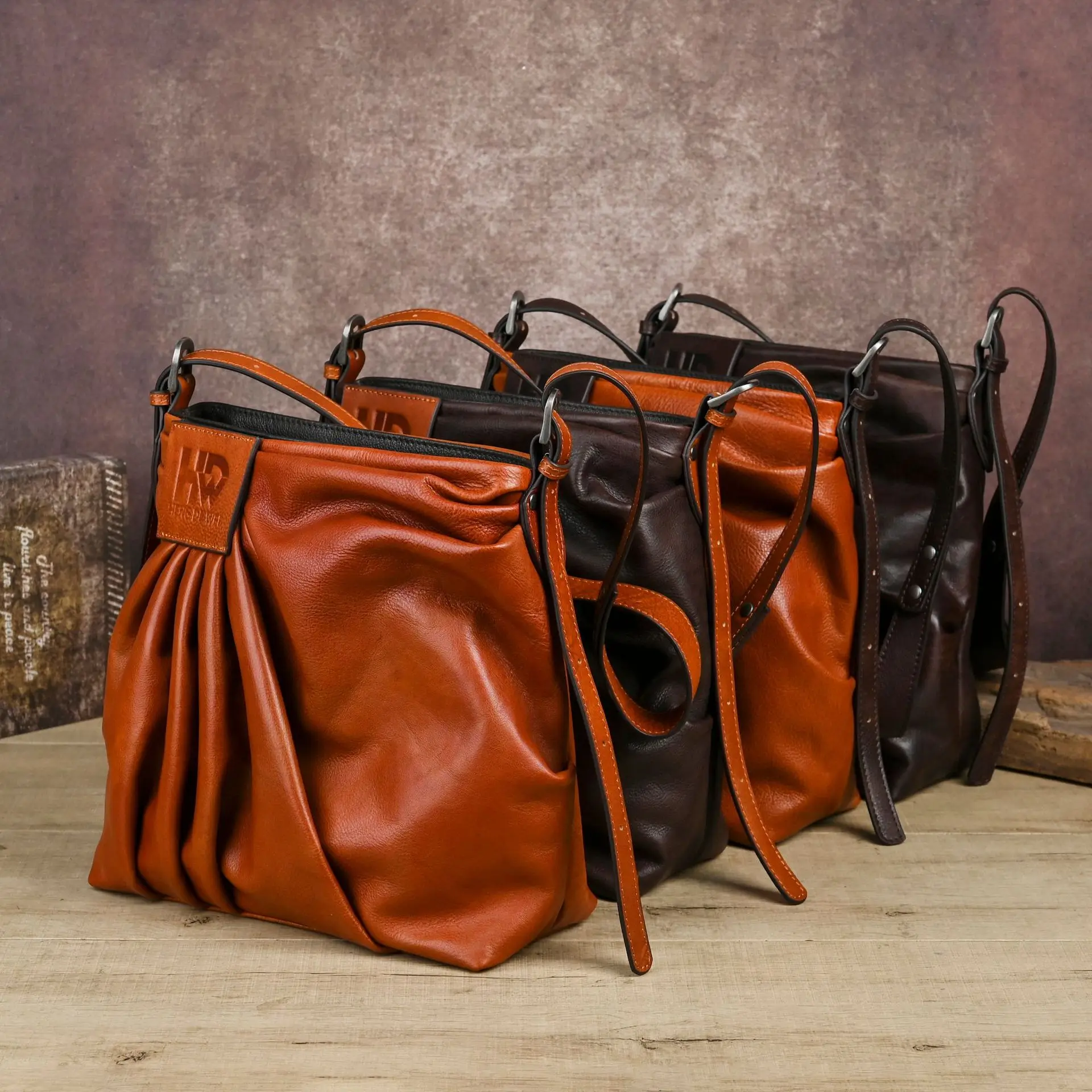 2026 New Vintage Genuine Leather Crossbody Bag Pleated Sides Shoulder Purse Retro Handbag for Daily Commute Travel
2026 New Vintage Genuine Leather Crossbody Bag Pleated Sides Shoulder Purse Retro Handbag for Daily Commute Travel