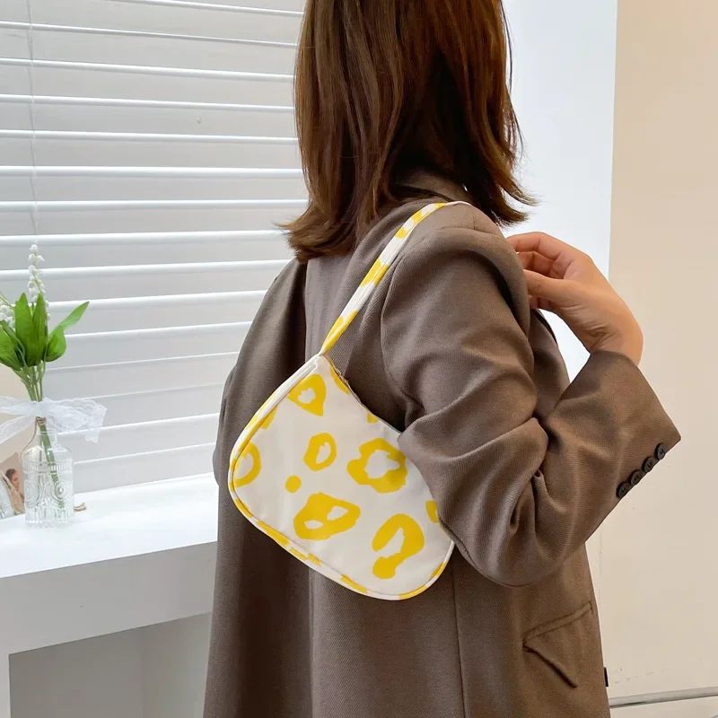 2023 New Printed Leopard Fashion Canvas High-capacity Shoulder Bag Korean Street Trend Handbag for Women Purses and Handbags
2023 New Printed Leopard Fashion Canvas High-capacity Shoulder Bag Korean Street Trend Handbag for Women Purses and Handbags