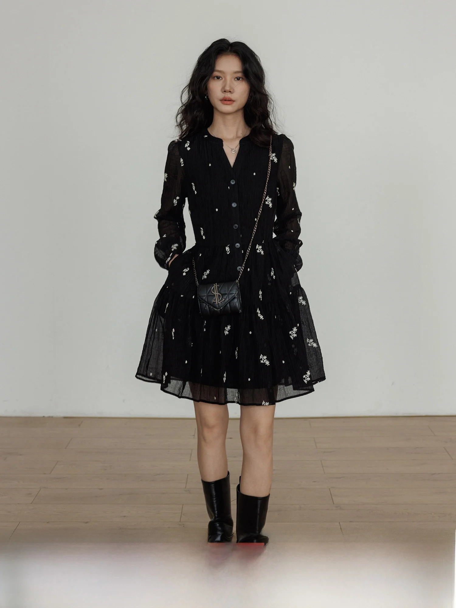 Elegant Long Sleeve V-Neck Embroidered Dress Women's Fashion Spring New Style Retro Skirt Polyester City Commute
Elegant Long Sleeve V-Neck Embroidered Dress Women's Fashion Spring New Style Retro Skirt Polyester City Commute