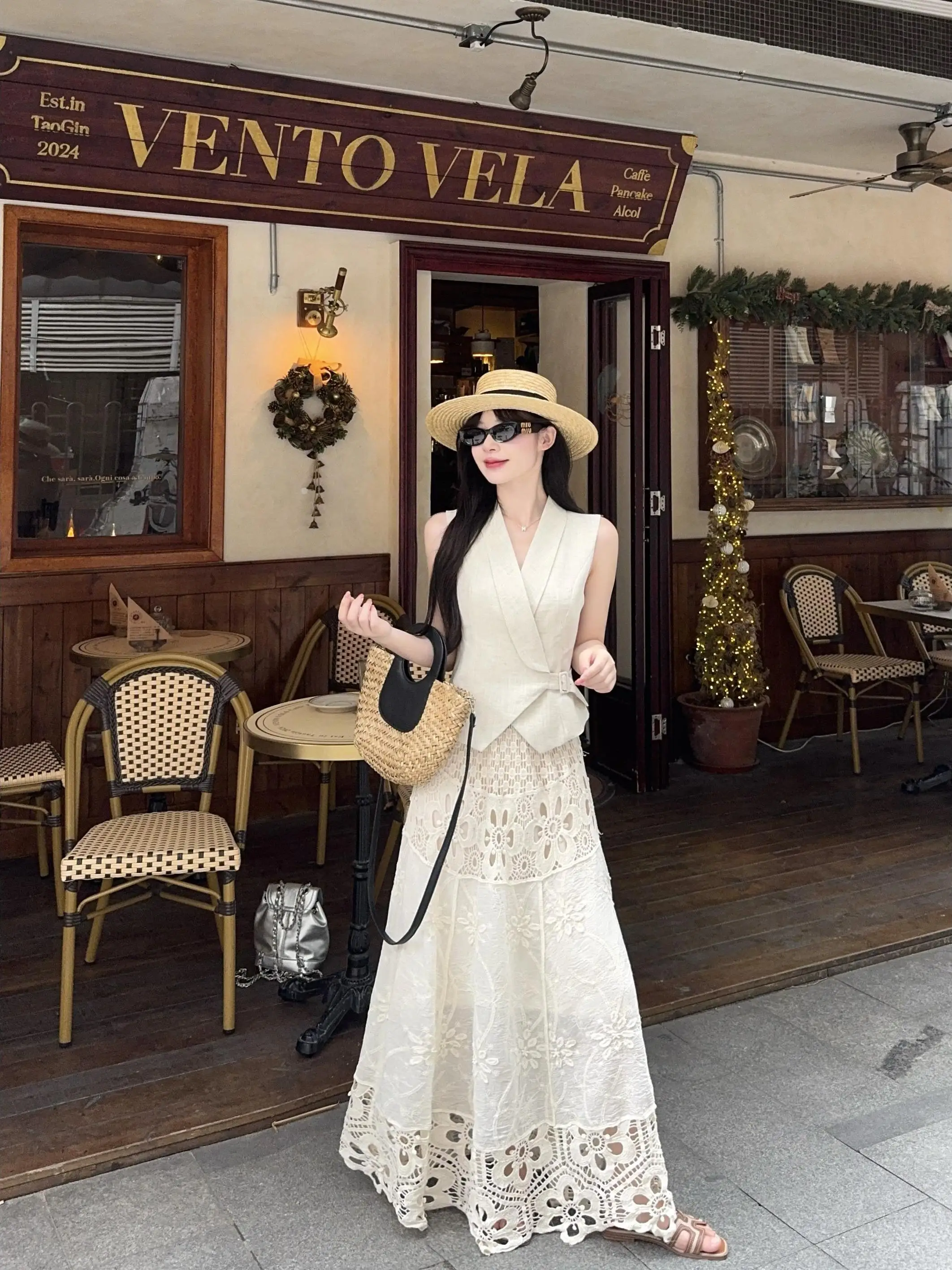 Elegant V-neck Embroidered Hollow out Skirt And Vest Set Women's Summer Fashion Two-piece Suit Breathable Short Sleeve High W...
Elegant V-neck Embroidered Hollow out Skirt And Vest Set Women's Summer Fashion Two-piece Suit Breathable Short Sleeve High W...