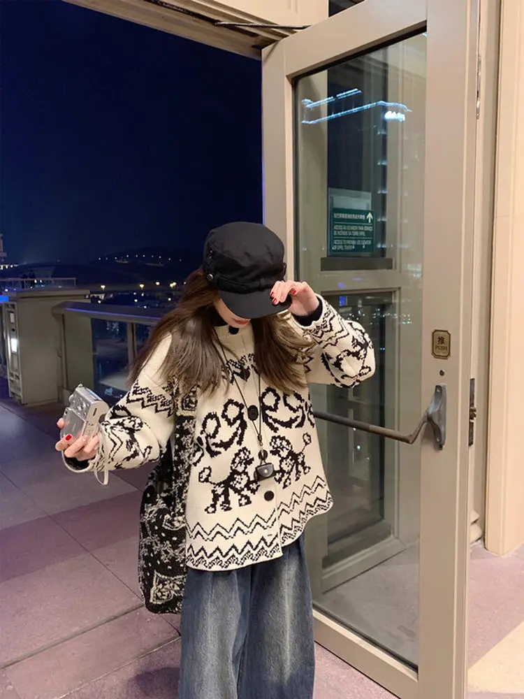 Свободный корейский женский вязаный кардиган с круглым вырезом, осенне-зимний, модный, удобный, универсальный трикотаж
Свободный корейский женский вязаный кардиган с круглым вырезом, осенне-зимний, модный, удобный, универсальный трикотаж