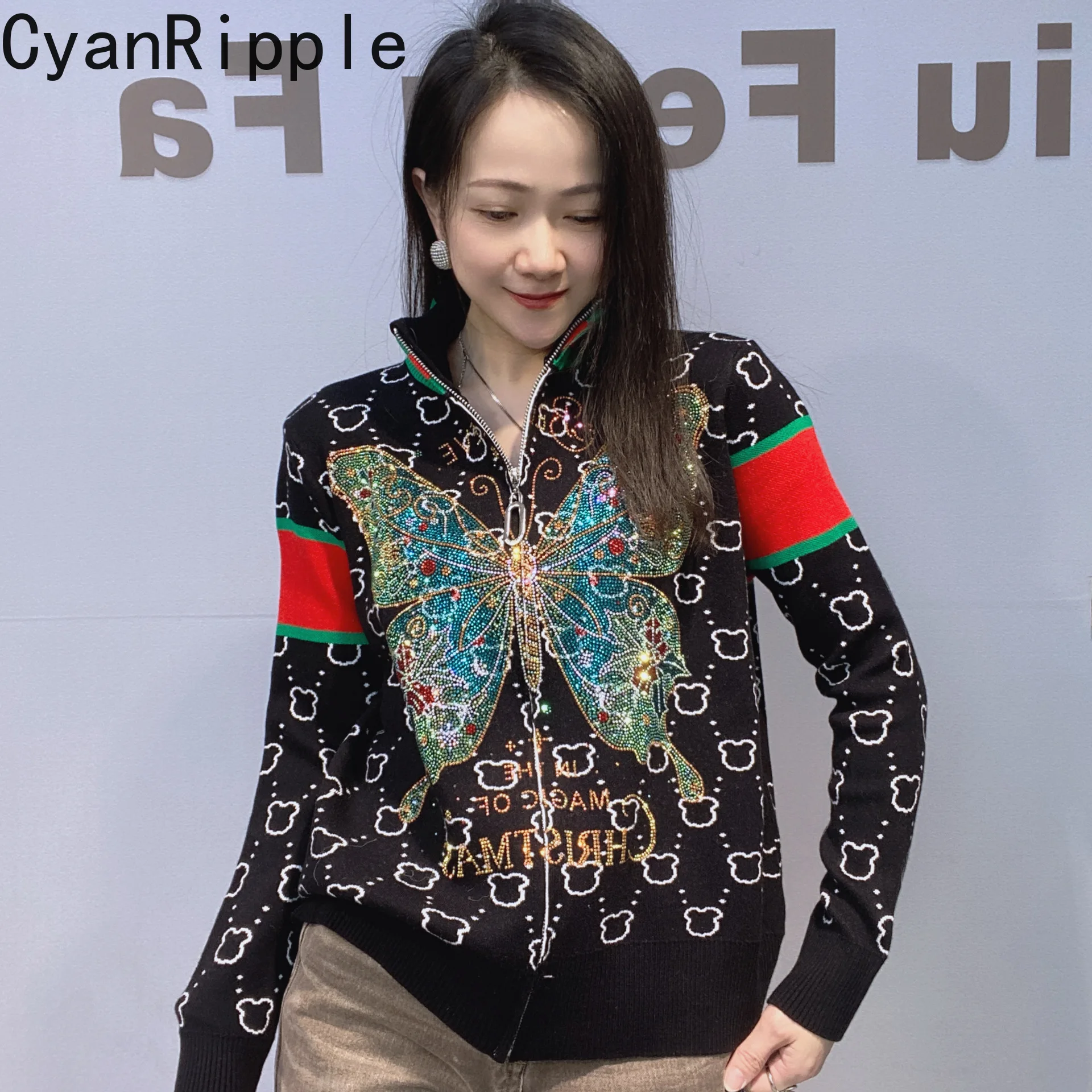 Модные женские вязаные рубашки с цветными блоками, новые осенне-зимние кардиганы с воротником-стойкой на молнии, топ, роскошные свитера с бабочками и горячими бриллиантами
Модные женские вязаные рубашки с цветными блоками, новые осенне-зимние кардиганы с воротником-стойкой на молнии, топ, роскошные свитера с бабочками и горячими бриллиантами