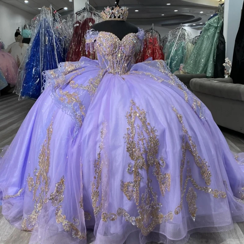 Lavanda Shiny Quinceanera Dresses Off The Shoulder Gold Applique Lace Beading Crystal Bow Tull Corset Party Birthday Sweet 16
Lavanda Shiny Quinceanera Dresses Off The Shoulder Gold Applique Lace Beading Crystal Bow Tull Corset Party Birthday Sweet 16