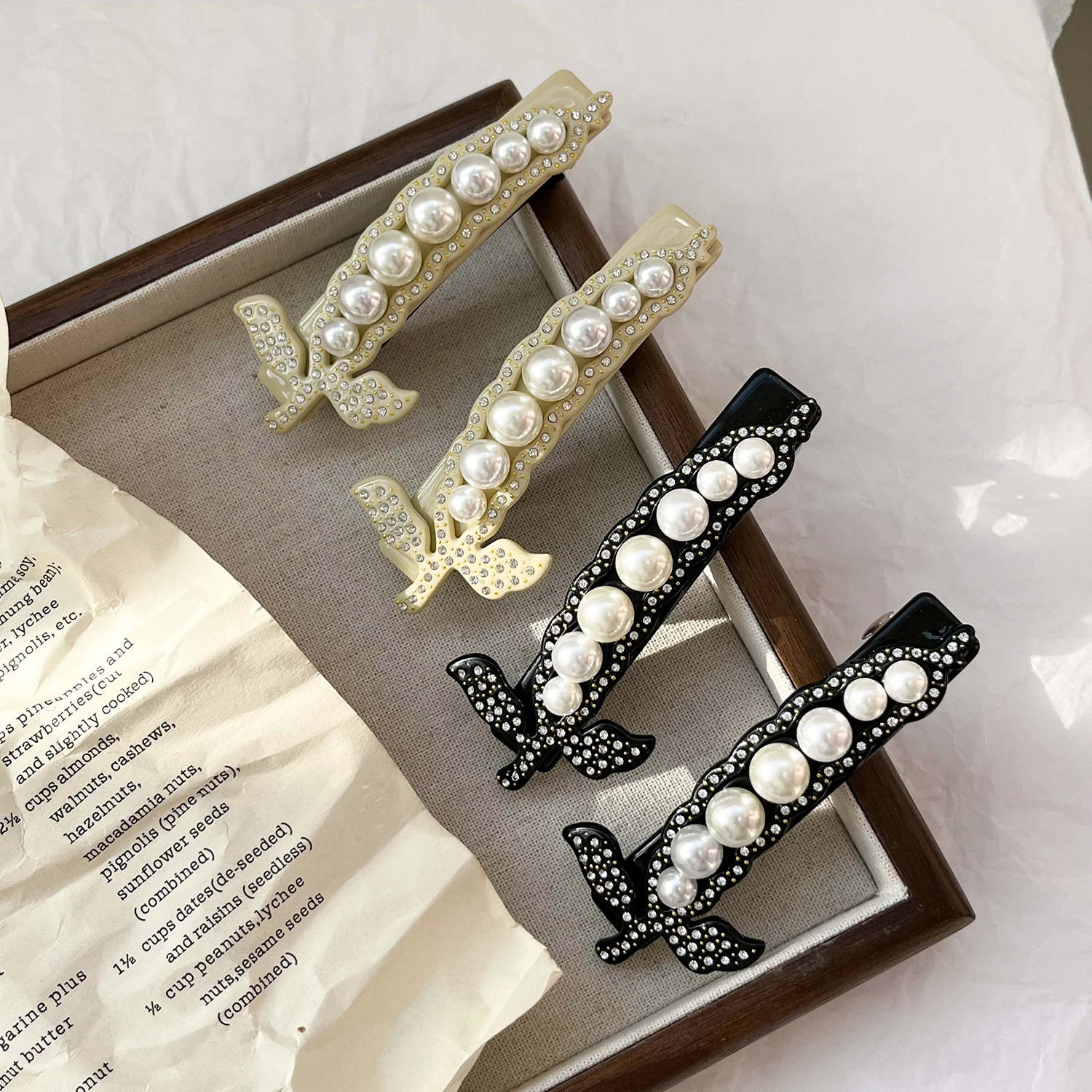 Dowell High-end Diamond-encrusted Pearl Clip Versatile Updo Shark Clip Hair Accessory
Dowell High-end Diamond-encrusted Pearl Clip Versatile Updo Shark Clip Hair Accessory