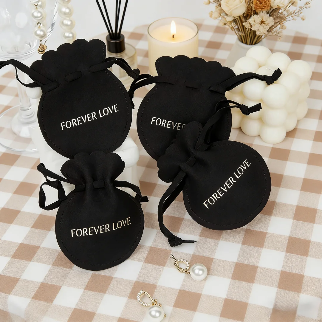 Custom Printed Logo 7x8cm Jewelry Gift Bags Microfiber Organizer for Rings Earrings Bracelets Wedding Favors for Guests
Custom Printed Logo 7x8cm Jewelry Gift Bags Microfiber Organizer for Rings Earrings Bracelets Wedding Favors for Guests