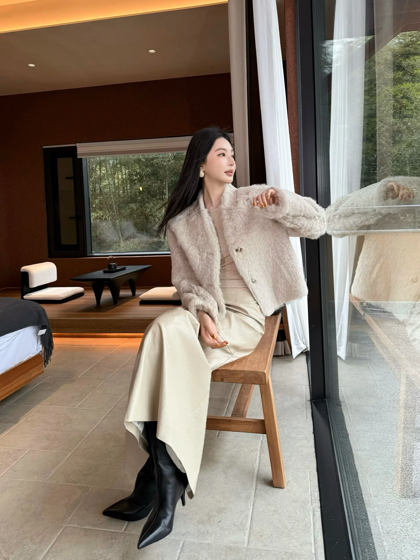 Женская короткая куртка из 100% ангорского кроличьего меха ALIN, пушистая верхняя одежда с V-образным вырезом, приталенное зимнее пальто для повседневной носки, модная женская модель
Женская короткая куртка из 100% ангорского кроличьего меха ALIN, пушистая верхняя одежда с V-образным вырезом, приталенное зимнее пальто для повседневной носки, модная женская модель