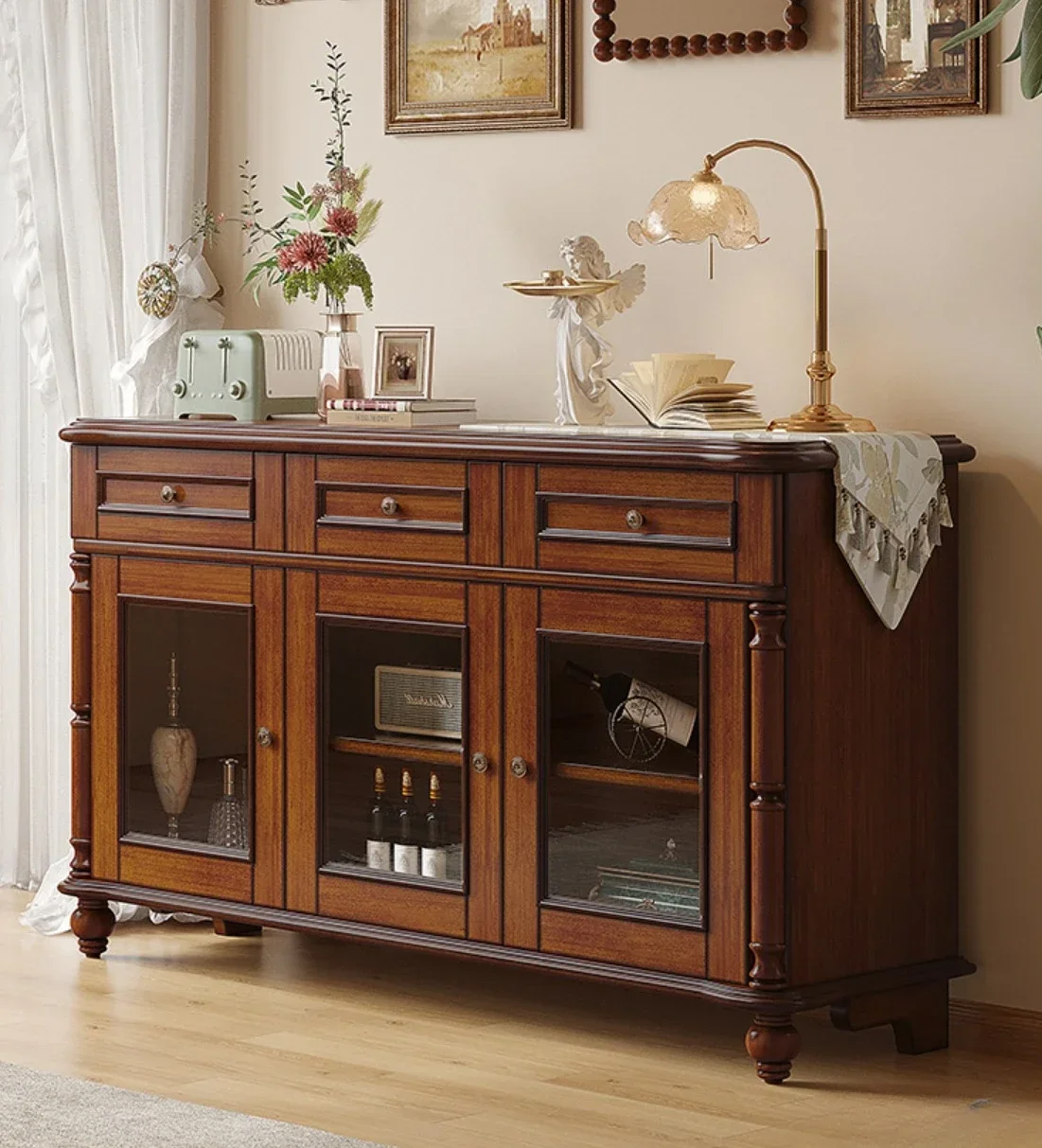 Гостиная в стиле ретро, светлый роскошный винный шкаф, гостиная, комод из цельного дерева, настенный шкаф для хранения вещей
Гостиная в стиле ретро, светлый роскошный винный шкаф, гостиная, комод из цельного дерева, настенный шкаф для хранения вещей