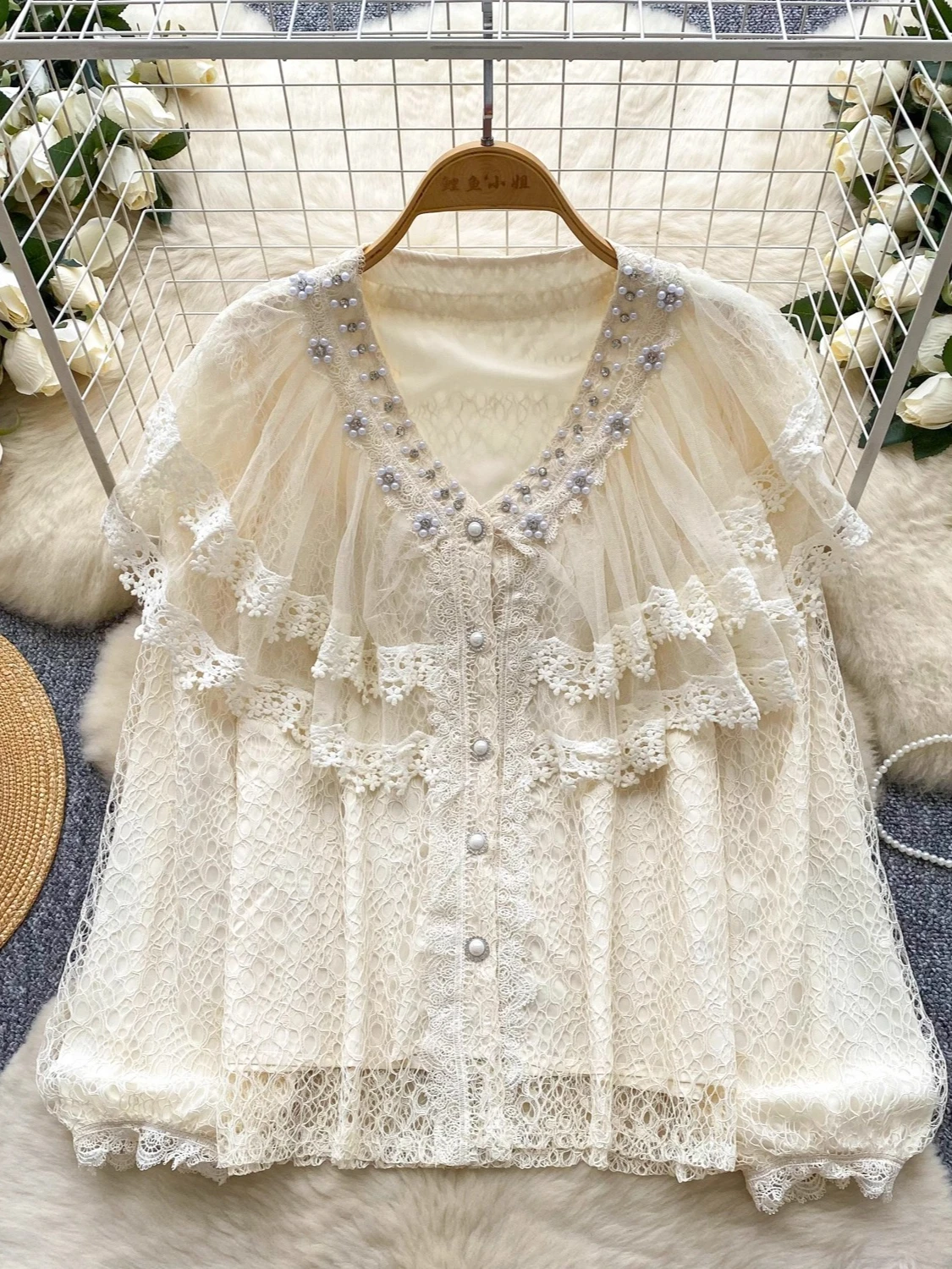 2026 New Autumn Women V-neck Lantern Sleeve Shirt Heavy Work Diamonds Mesh Ruffles Splicing Single Breasted Lace Shirt Tops
2026 New Autumn Women V-neck Lantern Sleeve Shirt Heavy Work Diamonds Mesh Ruffles Splicing Single Breasted Lace Shirt Tops