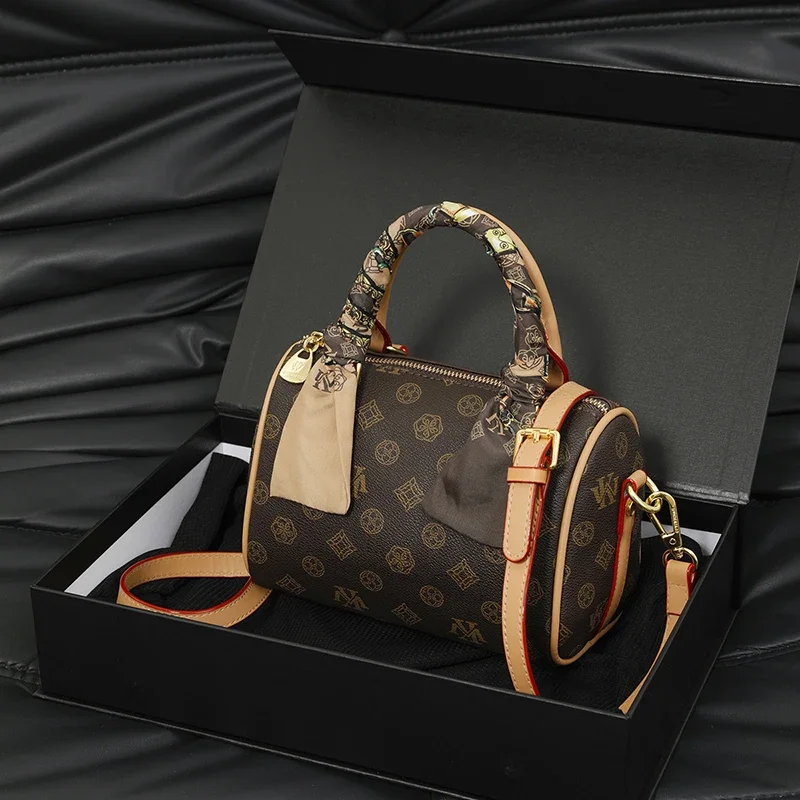 Luxury Designer Leather Crossbody Bag For Women Elegant Shoulder Handbag Ladies Tote Purse Classic Fashionable Accessory
Luxury Designer Leather Crossbody Bag For Women Elegant Shoulder Handbag Ladies Tote Purse Classic Fashionable Accessory