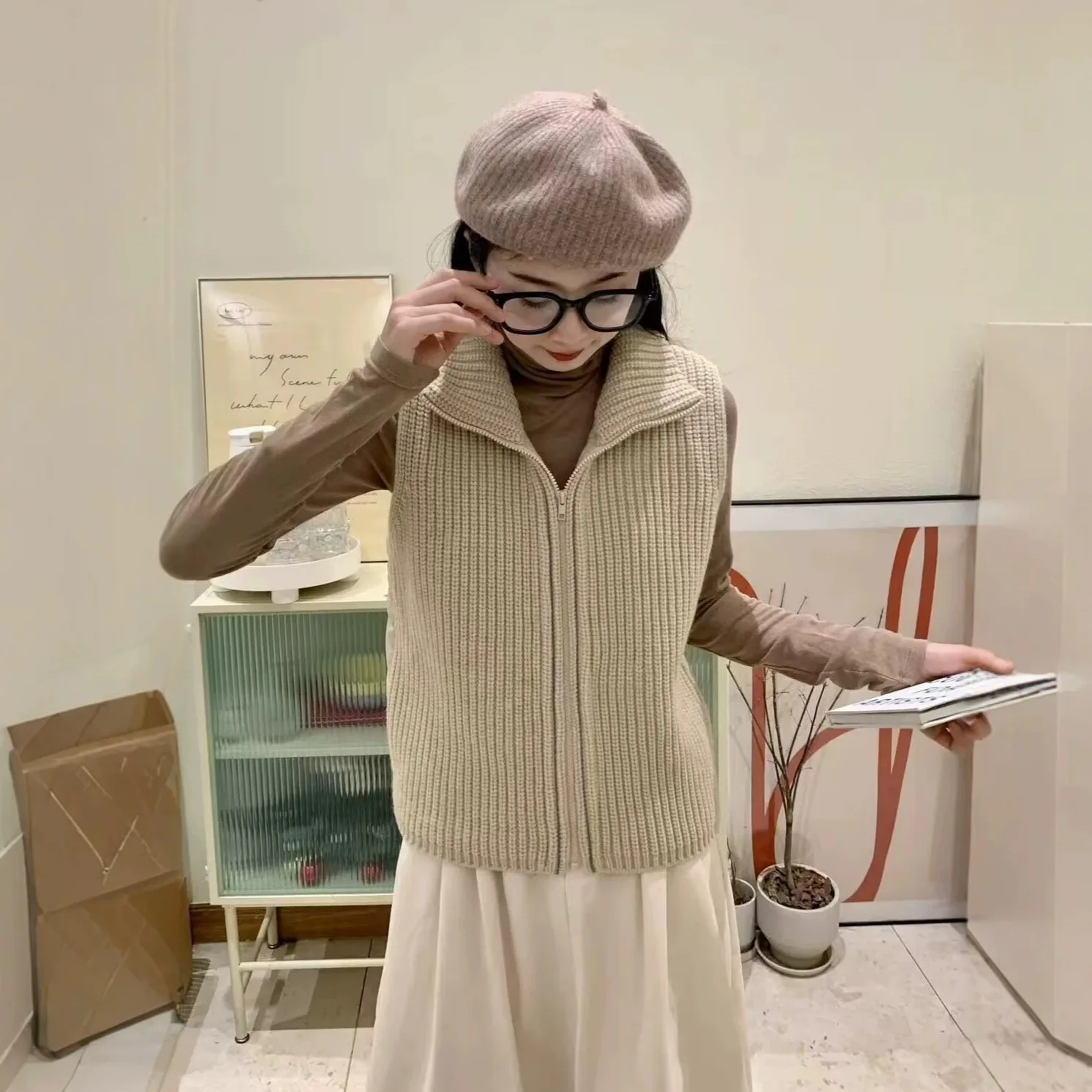 2026 New High-Quality Women White Duck Down Sweater Vest Stand Collar Autumn Winter Warm Sleeveless Jacket Fashionable Top
2026 New High-Quality Women White Duck Down Sweater Vest Stand Collar Autumn Winter Warm Sleeveless Jacket Fashionable Top