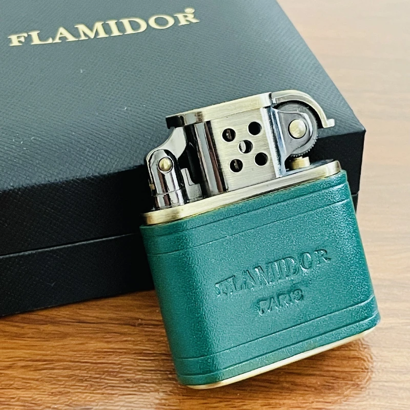 FLAMIDOR Европейское кожаное тело ручной работы, персонализированная креативная ультратонкая зажигалка, классическая масляная машина
FLAMIDOR Европейское кожаное тело ручной работы, персонализированная креативная ультратонкая зажигалка, классическая масляная машина