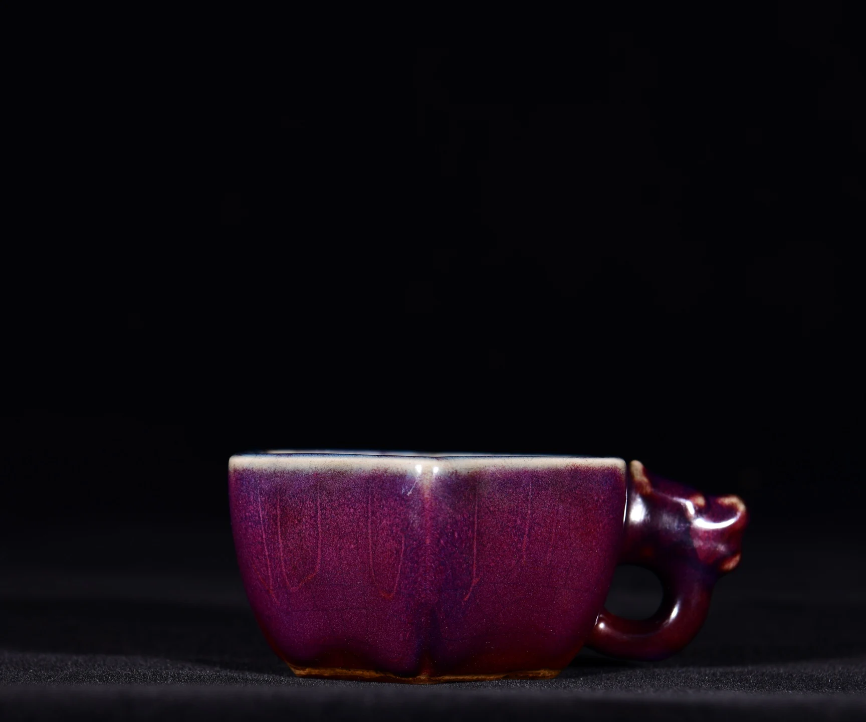 Old collection of a Song Dynasty Jun kiln rose-red glazed dragon-head hexagonal cup
Old collection of a Song Dynasty Jun kiln rose-red glazed dragon-head hexagonal cup