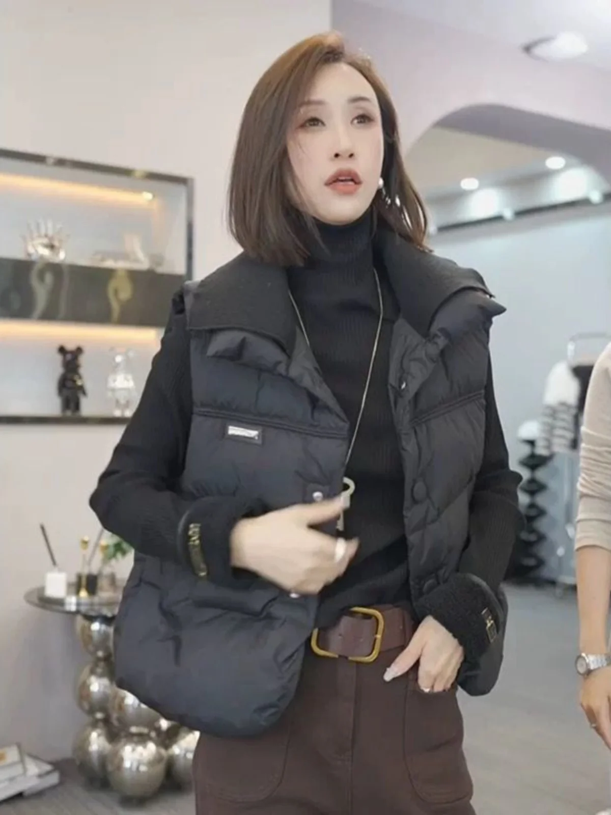 Warmth Feminine Style Double Collar Sleeveless Quilted Cotton Vest Korean Fashion Thickened Autumn Winter Outerwear
Warmth Feminine Style Double Collar Sleeveless Quilted Cotton Vest Korean Fashion Thickened Autumn Winter Outerwear