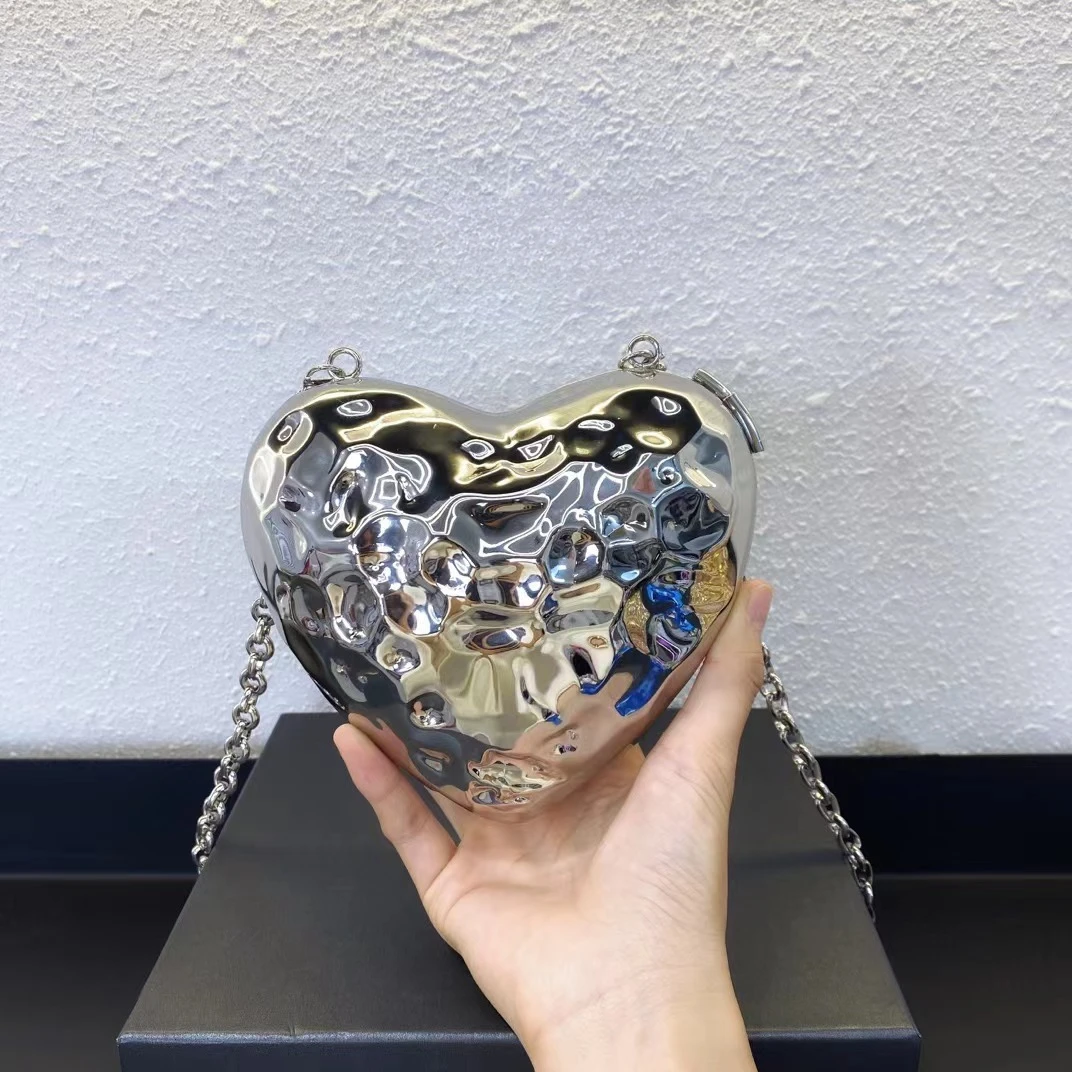 Mini Heart Shaped Acrylic Clutch Handbag with Bead Top Handle 2025 Designer Women Plating Shiny Lipsticks Box Party Shoulder Bag
Mini Heart Shaped Acrylic Clutch Handbag with Bead Top Handle 2025 Designer Women Plating Shiny Lipsticks Box Party Shoulder Bag