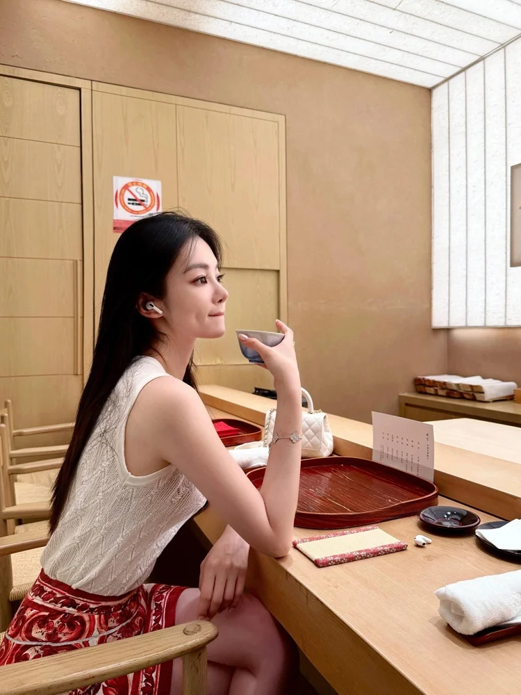 Elegant Knitted Two-Piece Set Women's Name Lady Small Fragrance Style Embroidered Crop Top And Printed Shorts Ensemble
Elegant Knitted Two-Piece Set Women's Name Lady Small Fragrance Style Embroidered Crop Top And Printed Shorts Ensemble