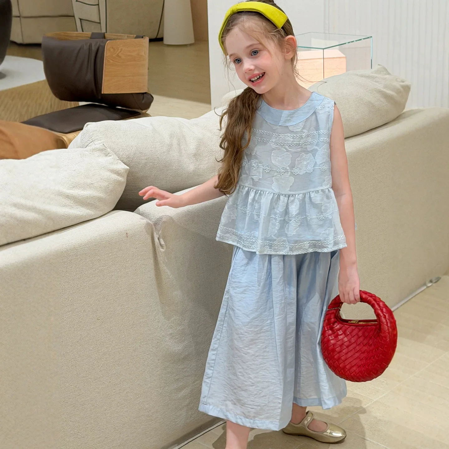 Girls' 2026 Summer New Embroidered Flower Round Neck Top Wide Leg Pants Two Piece Set
Girls' 2026 Summer New Embroidered Flower Round Neck Top Wide Leg Pants Two Piece Set