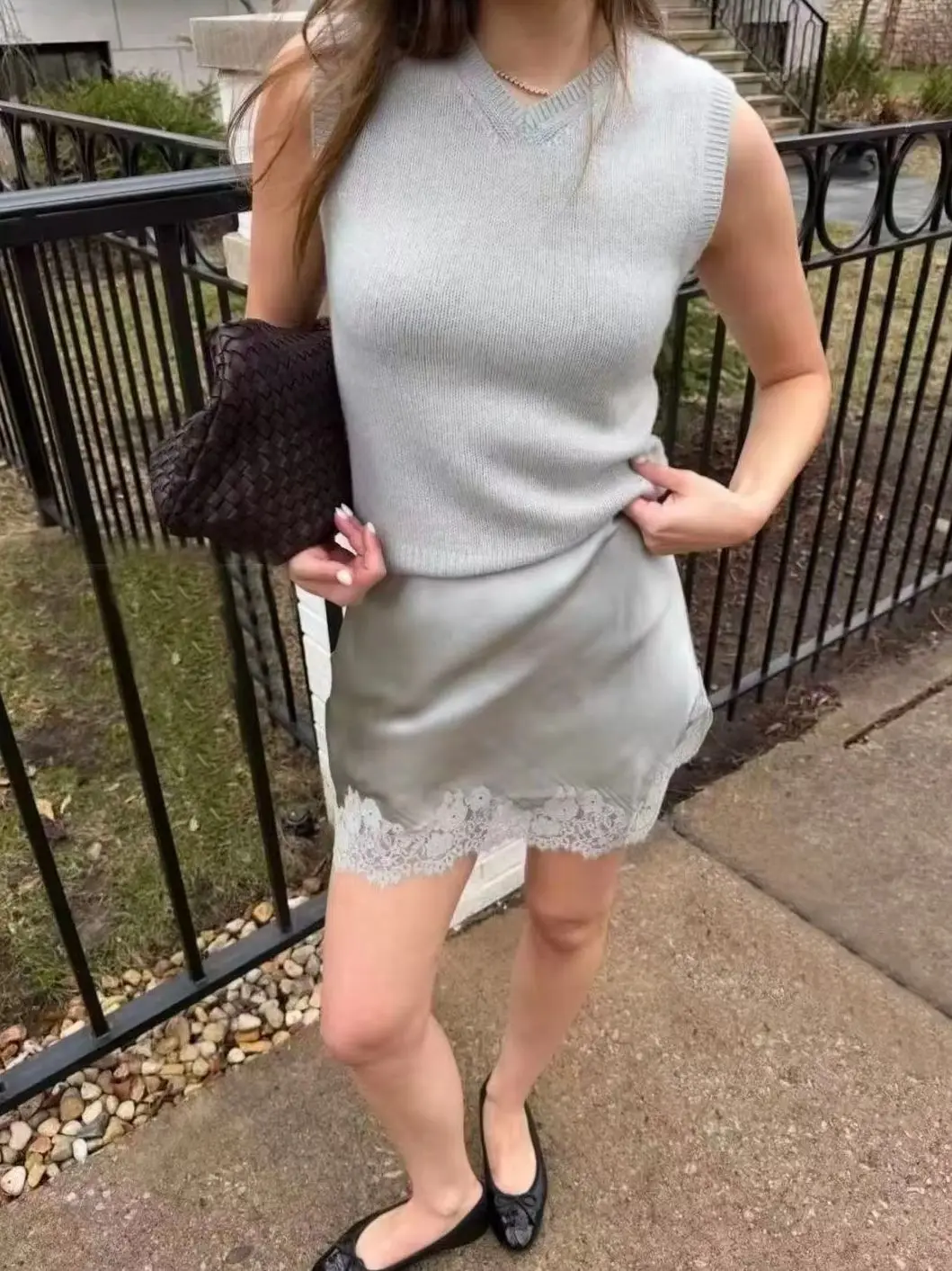 2026 Women Lace Embroidery Spliced Mini Skirt Solid Color Elastic Waist A-Line Slim 100% Silk Short Skirt
2026 Women Lace Embroidery Spliced Mini Skirt Solid Color Elastic Waist A-Line Slim 100% Silk Short Skirt