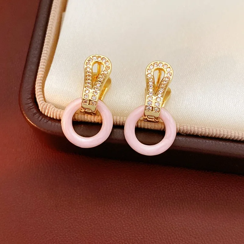 Niche Design Rhinestone Horseshoe Buckle U-Shaped Earrings Luxury Pink Circle Versatile Commuter Jewelry for Women
Niche Design Rhinestone Horseshoe Buckle U-Shaped Earrings Luxury Pink Circle Versatile Commuter Jewelry for Women