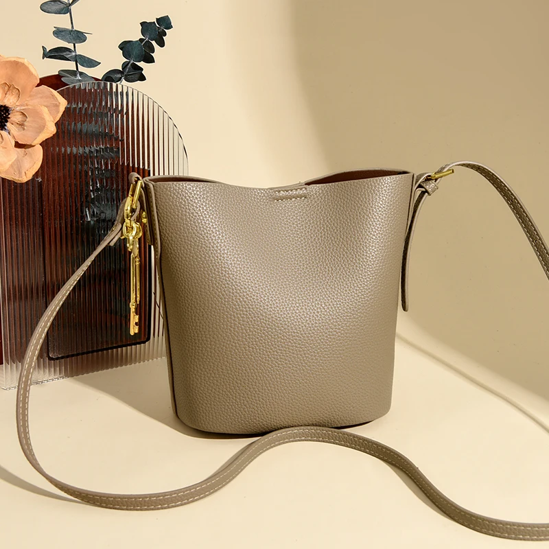 Женская простая маленькая сумка-ведро для отдыха, однотонная сумка на плечо из искусственной кожи, модная портативная женская дорожная сумка-шоппер
Женская простая маленькая сумка-ведро для отдыха, однотонная сумка на плечо из искусственной кожи, модная портативная женская дорожная сумка-шоппер